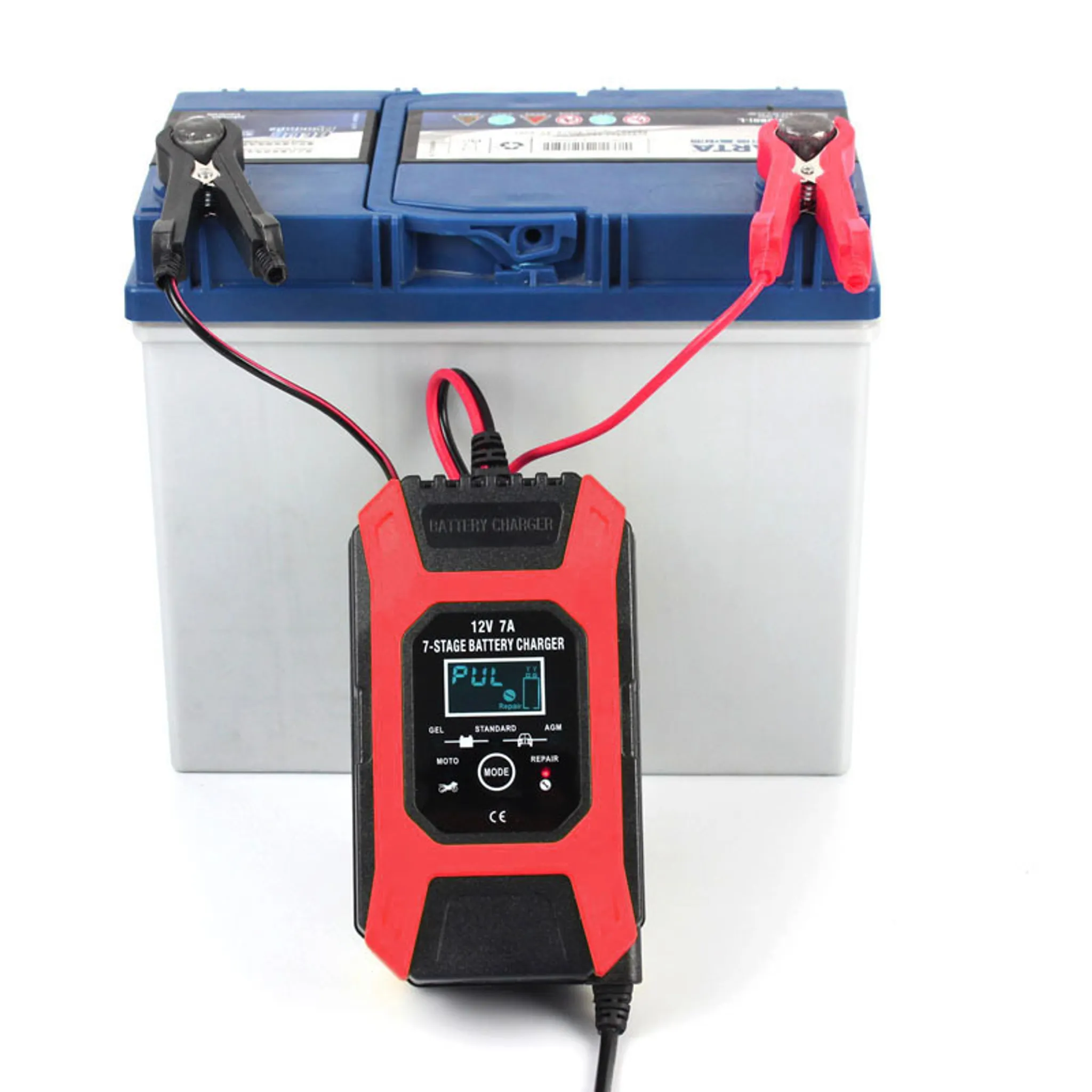 Batterieladegerät an Autobatterie angeschlossen. Rotes und schwarzes Ladegerät.