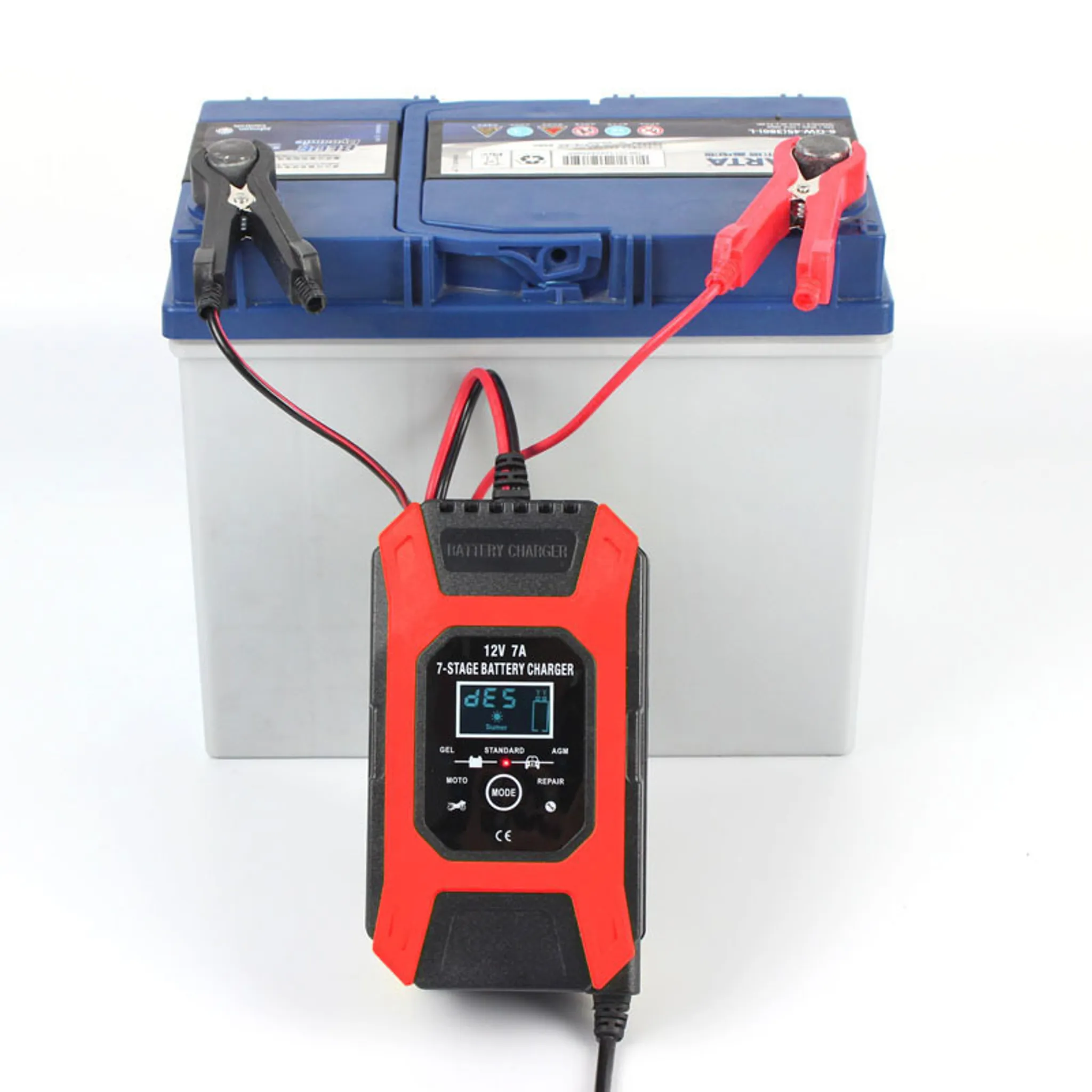 Batterieladegerät an Autobatterie angeschlossen. Rotes und schwarzes Ladegerät.