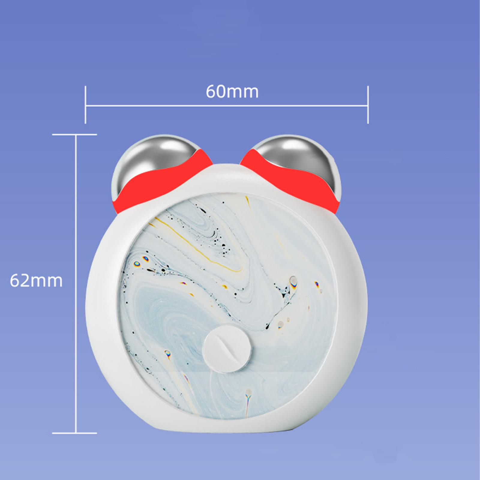 Weißes und blaues gesichtsförmiges Objekt mit roten Akzenten. Abmessungen: 60 mm x 62 mm.