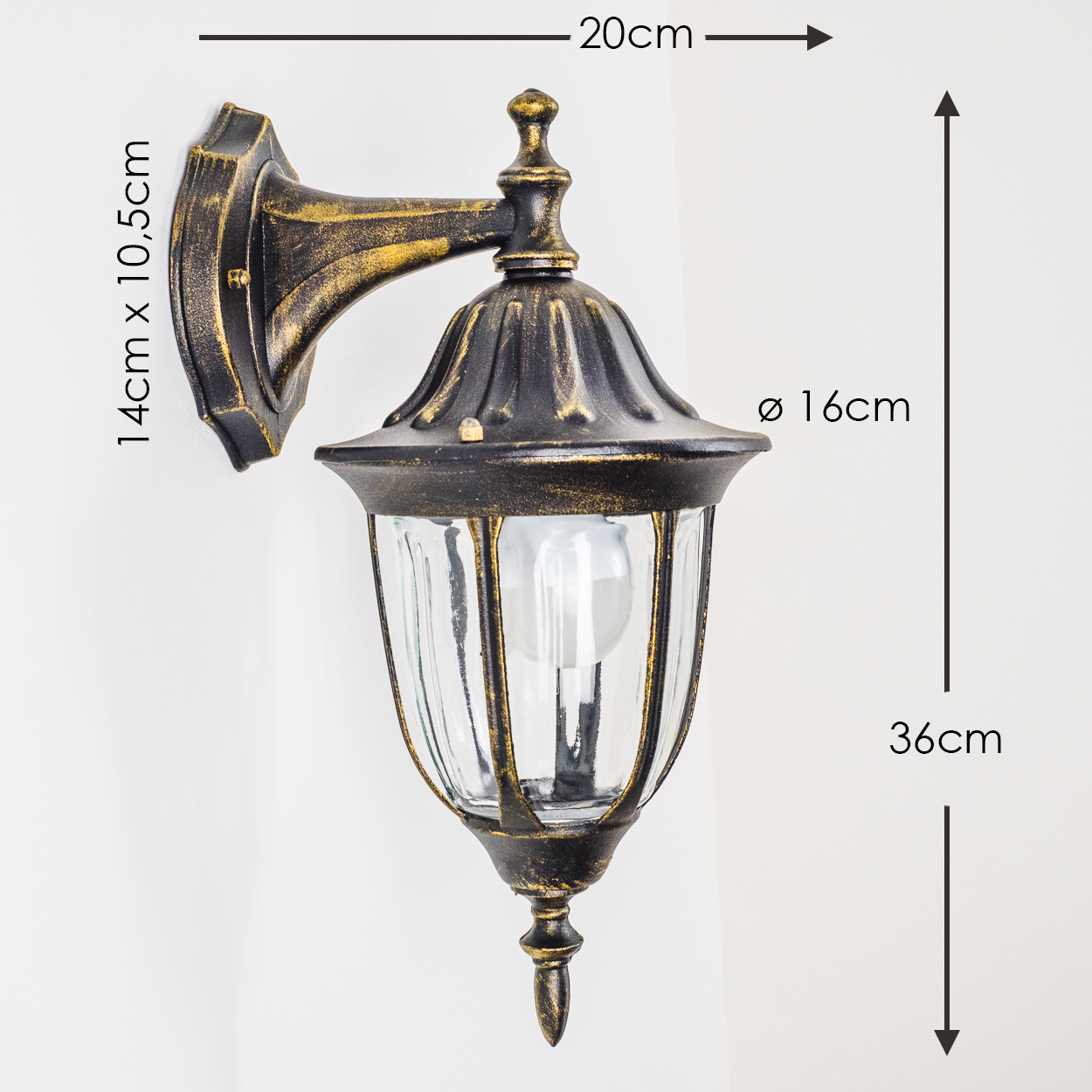 Verzierte Außenwandlampe, schwarz und gold. Abmessungen: 20 cm, 36 cm, 14 x 10,5 cm, Ø 16 cm. Klare Glühbirne.