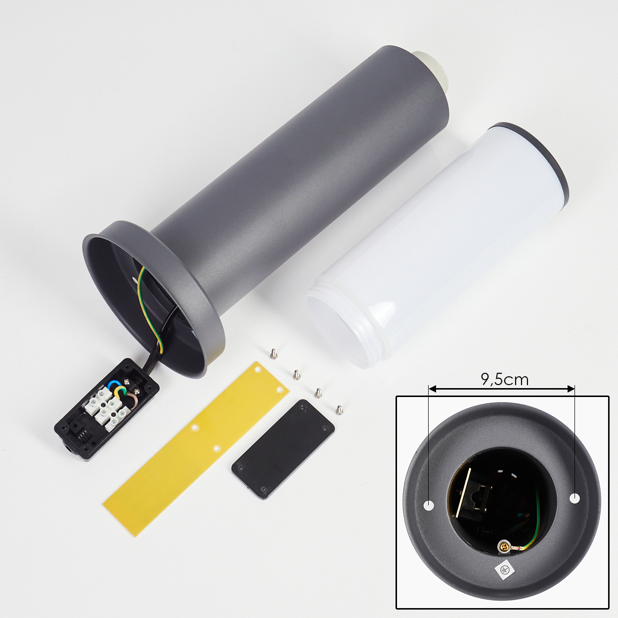 Zerlegte graue Lampe mit Komponenten: Drähten, Schrauben und einem weißen Innenraum.