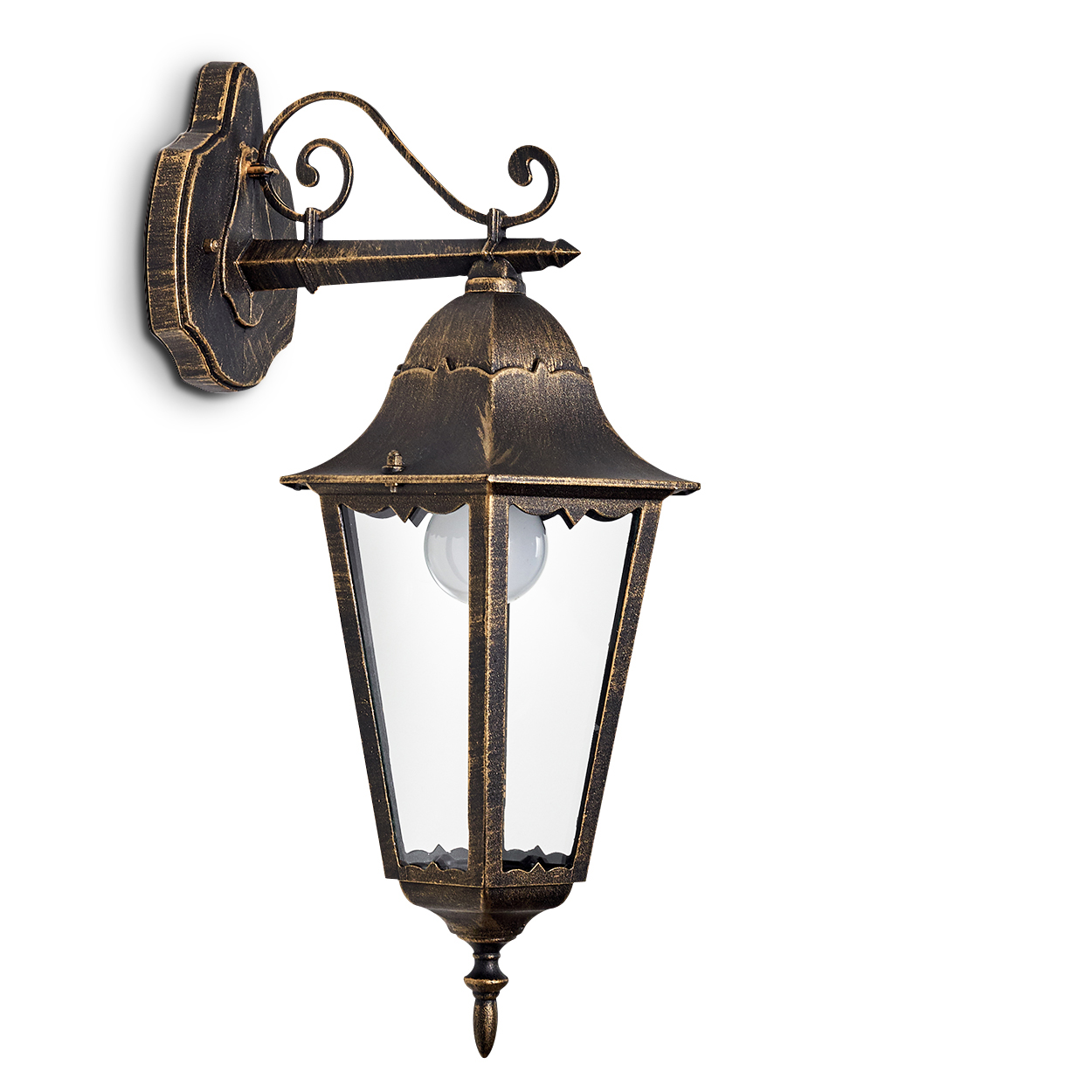 Außenwandlaterne mit ornate goldenem Finish, klaren Glasscheiben und dekorativem Oberteil.