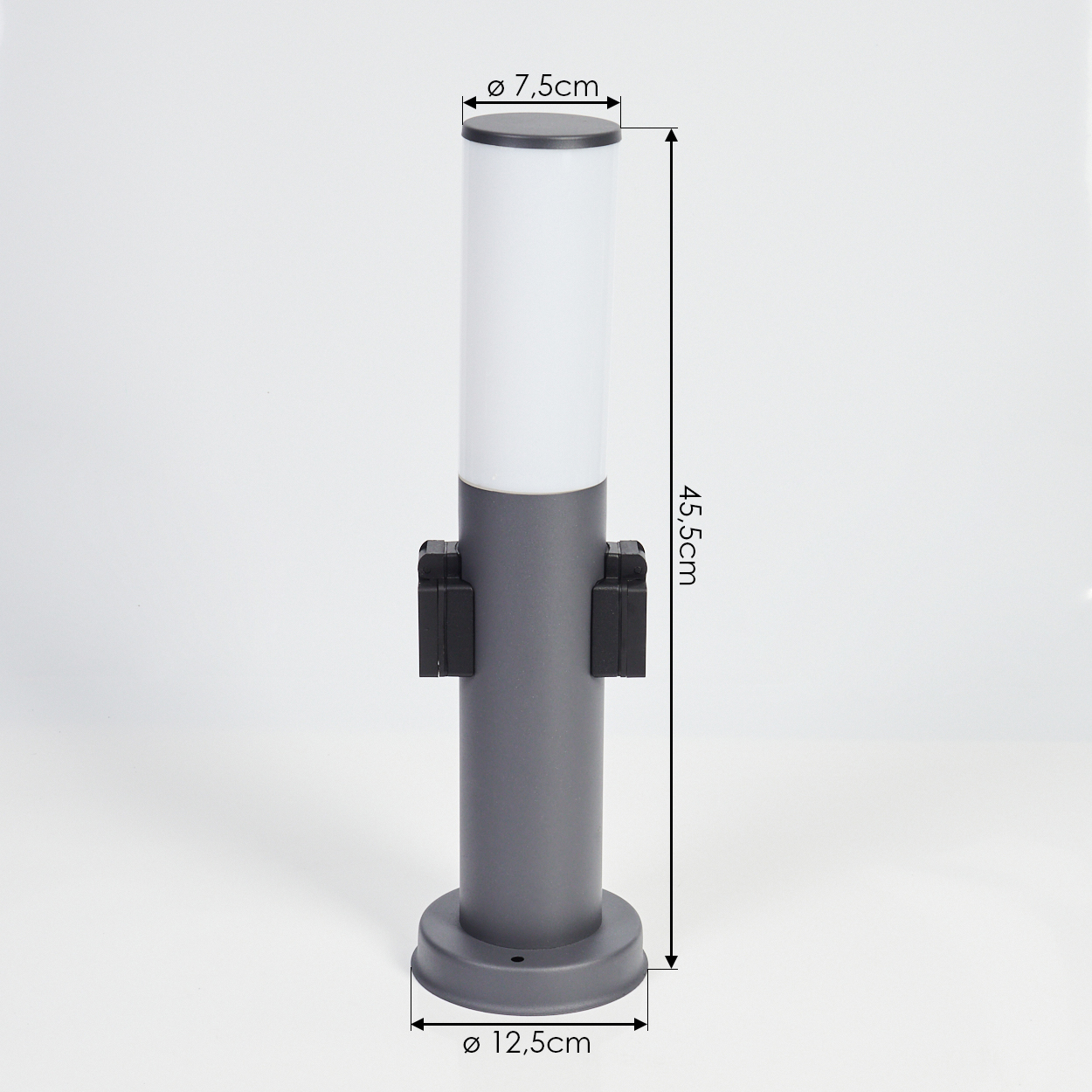 Graue, weiß bedeckte, zylindrische Außenlampe mit zwei schwarzen Sensoren. Weißer Hintergrund.