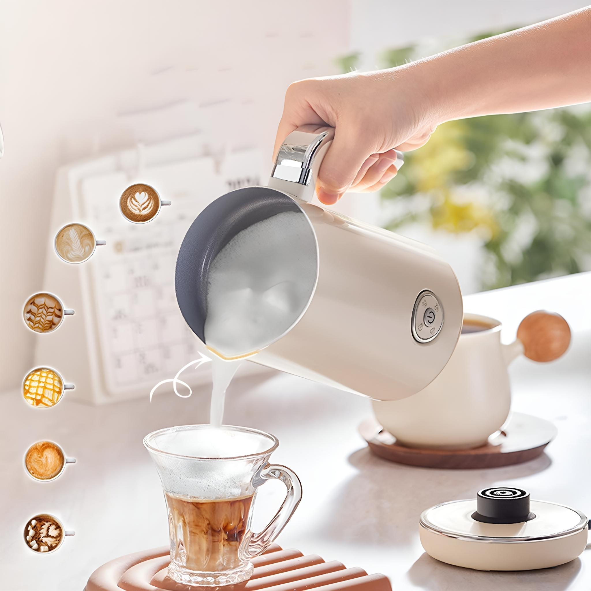 Eine Hand gießt geschäumte Milch in ein Glas Kaffee. Weitere Kaffee-Kunst-Beispiele werden gezeigt.
