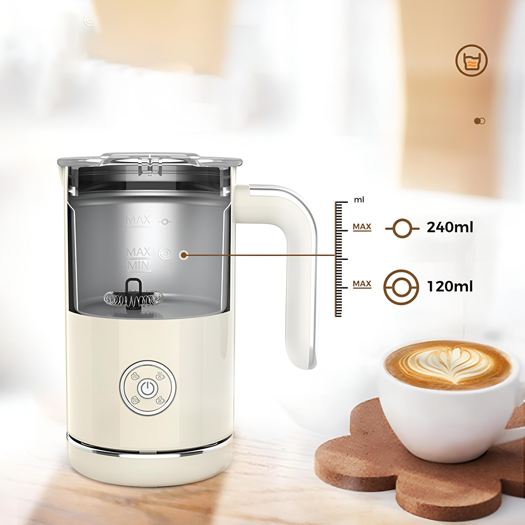 Cremefarbener Wasserkocher mit einer Tasse Kaffee und einem Herz darauf.