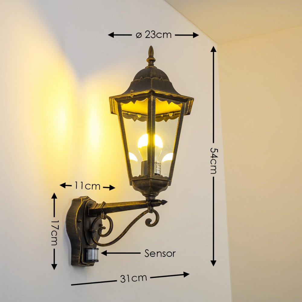 Außenwandleuchte mit Abmessungen, an einer weißen Wand. Sie hat einen Sensor und ist beleuchtet.