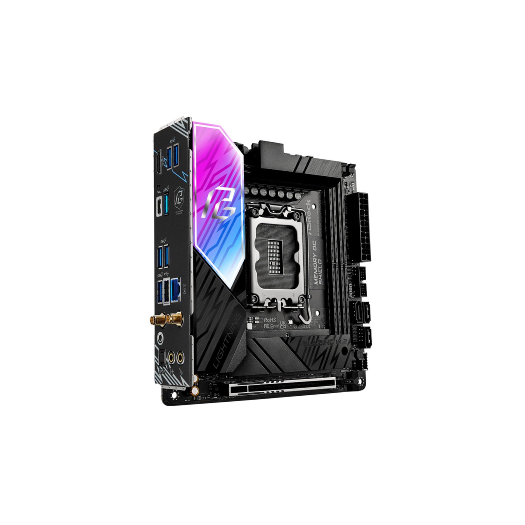 Płyta główna komputera PC z efektami świetlnymi, ujęcie z bliska, białe tło.