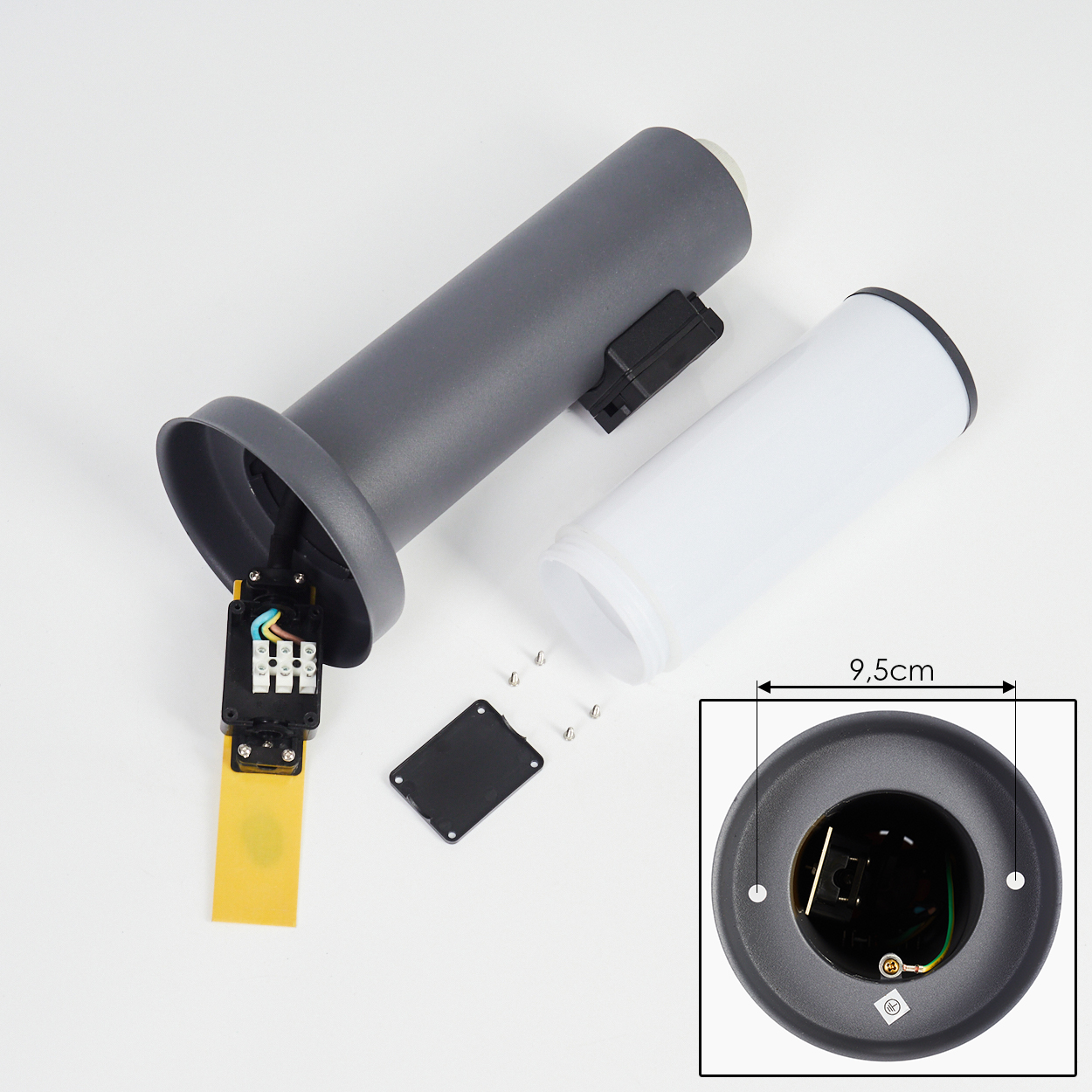 Zerlegte Außenlampe. Komponenten sind ein graues Rohr, ein weißes Rohr und gelbe elektrische Komponenten.