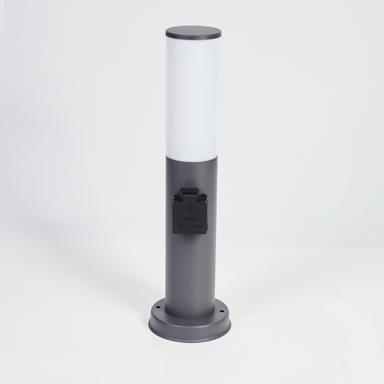 Graue Außenlampe mit weißem Oberteil und Steckdose. Zylindrisch, auf weißem Hintergrund.