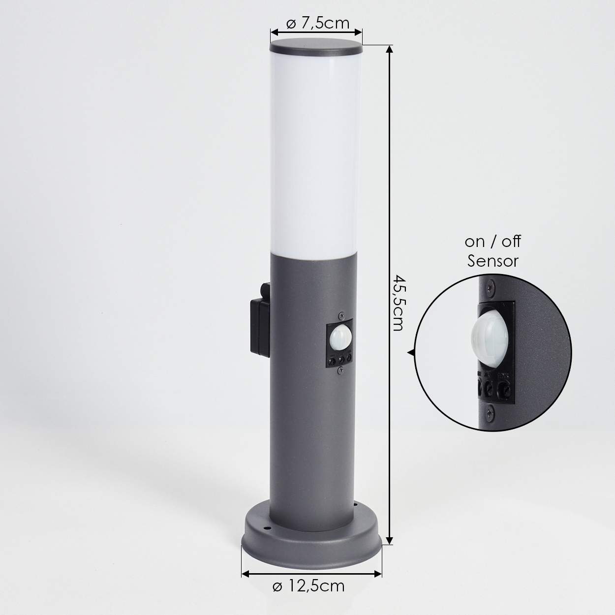 Graue Außenlampe mit Abmessungen und Ein/Aus-Sensor Details, dargestellt mit Kreis.