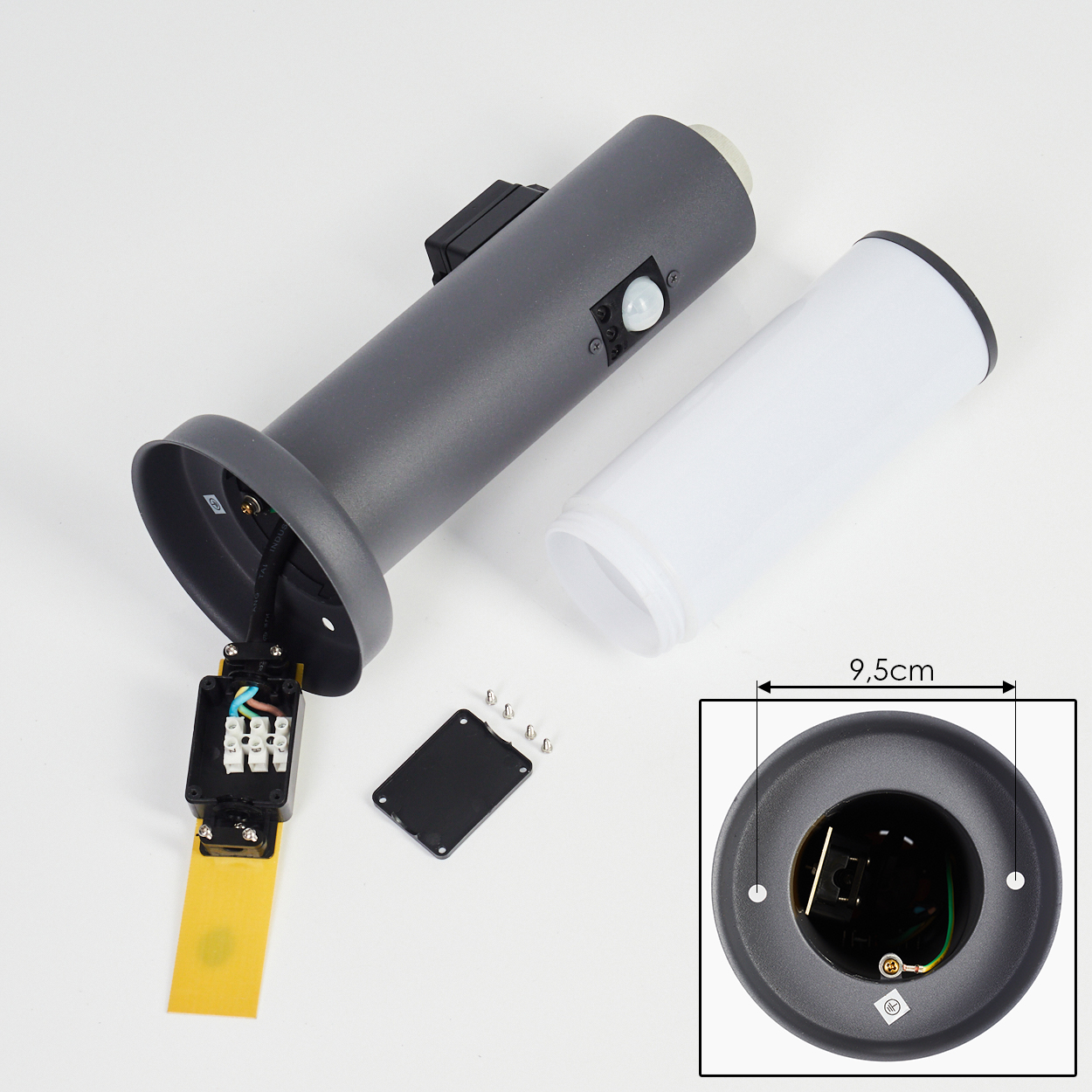 Zerlegte Außenlampe, graue und weiße Komponenten, mit Elektroteilen und Sockel.