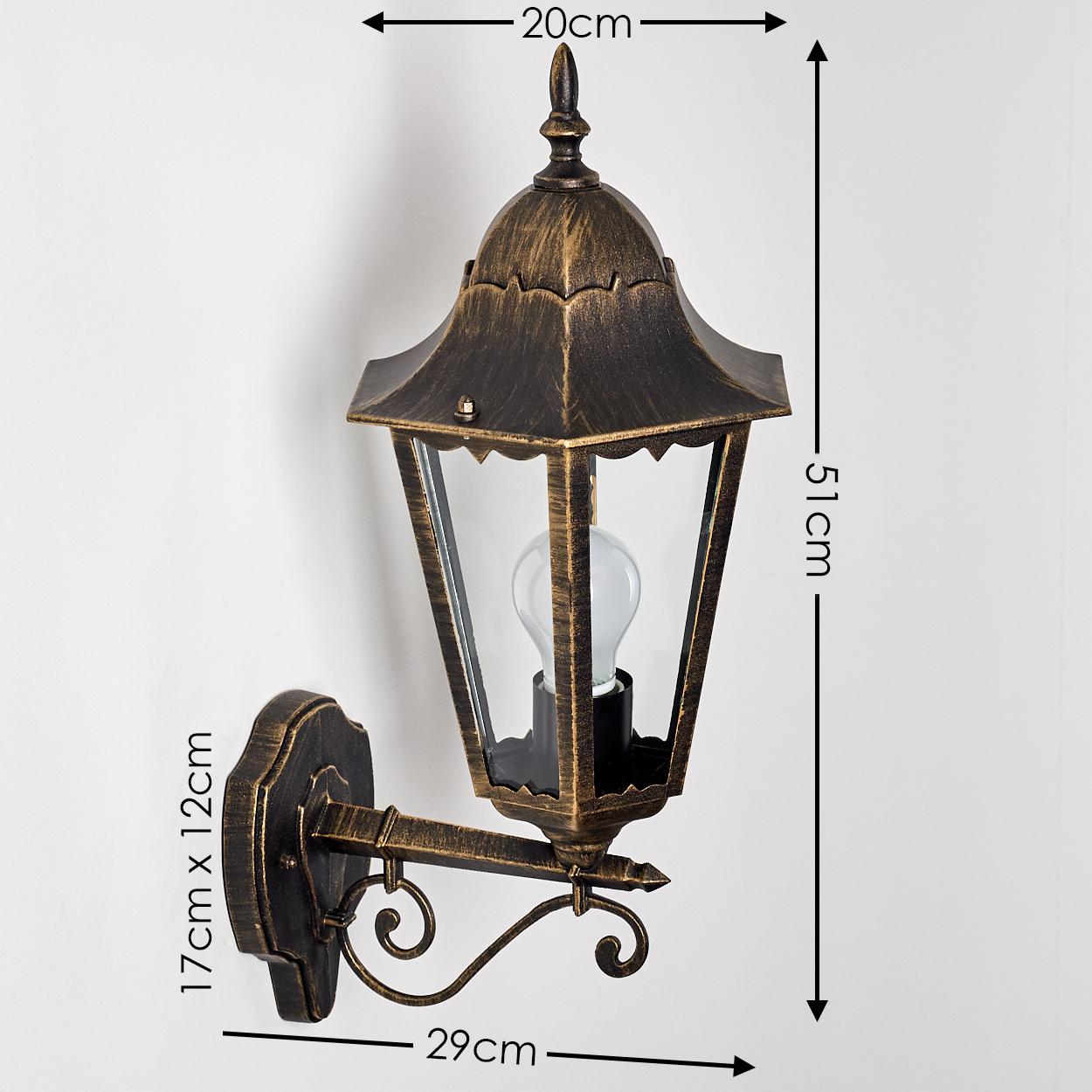 Wandmontierte, verzierte Außenlampe mit Maßen, in Bronze und Gold, auf weißem Hintergrund, Nahaufnahme.