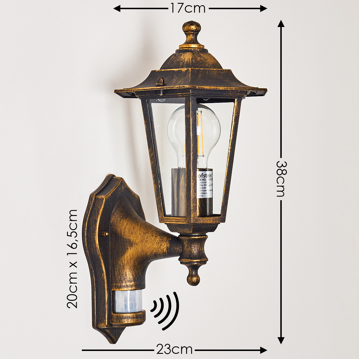 Bronze-Außenlampe an weißer Wand, mit Abmessungen. Hat Bewegungssensor und Glühbirne innen.