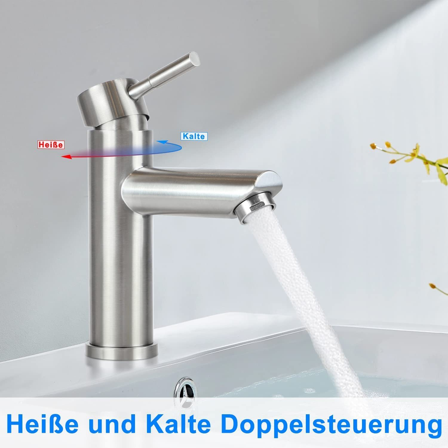 Silberner Wasserhahn mit Heiß- und Kaltwasseranzeigen, der Wasser in ein weißes Waschbecken gießt.