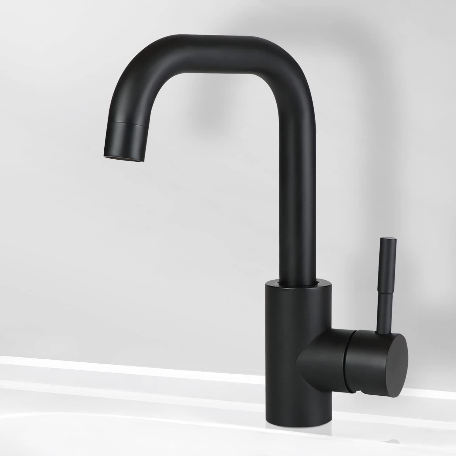 Schwarzer Wasserhahn mit gebogenem Auslauf auf einer weißen Arbeitsplatte.