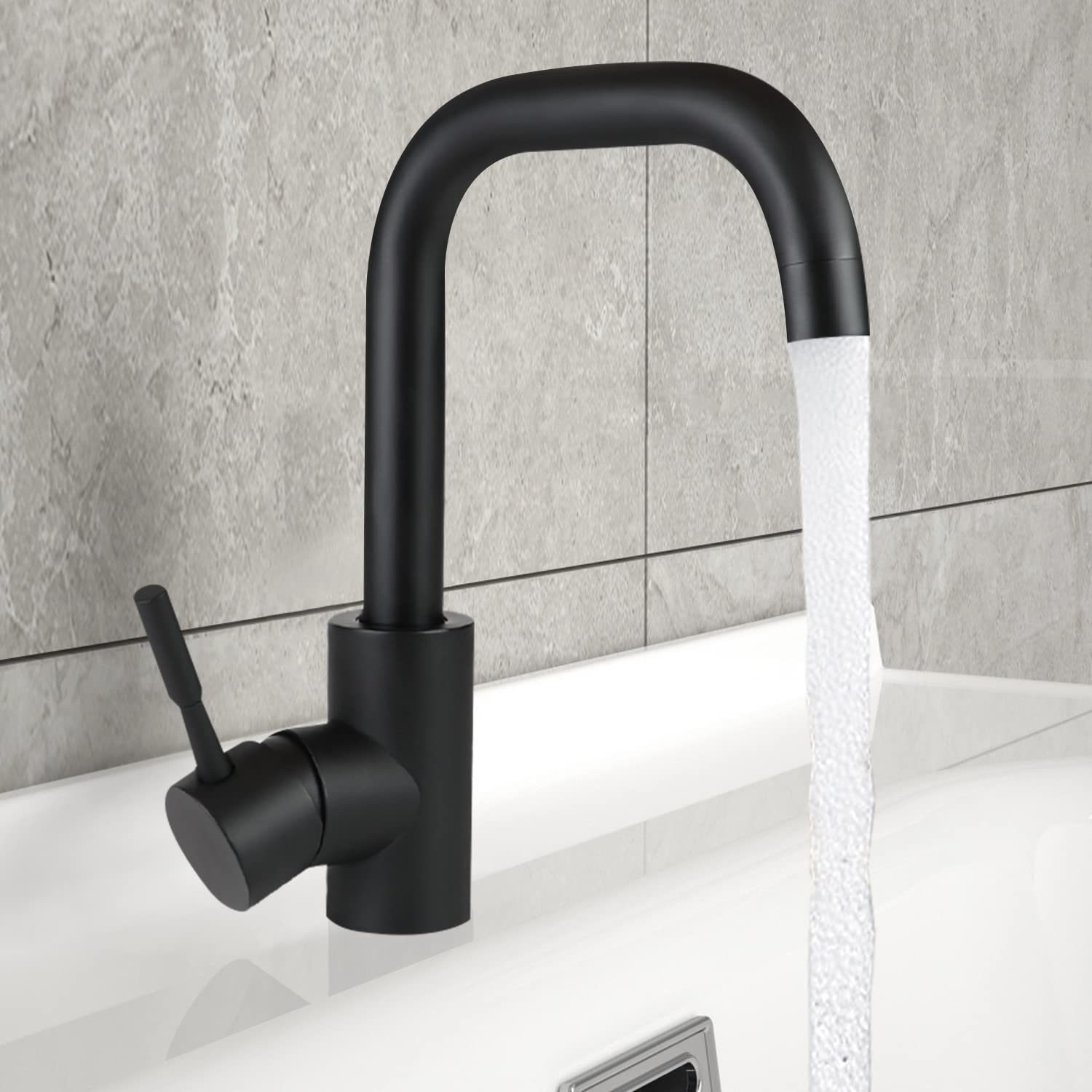 Schwarzer Wasserhahn, der Wasser in ein weißes Waschbecken gießt. Wasser fließt.