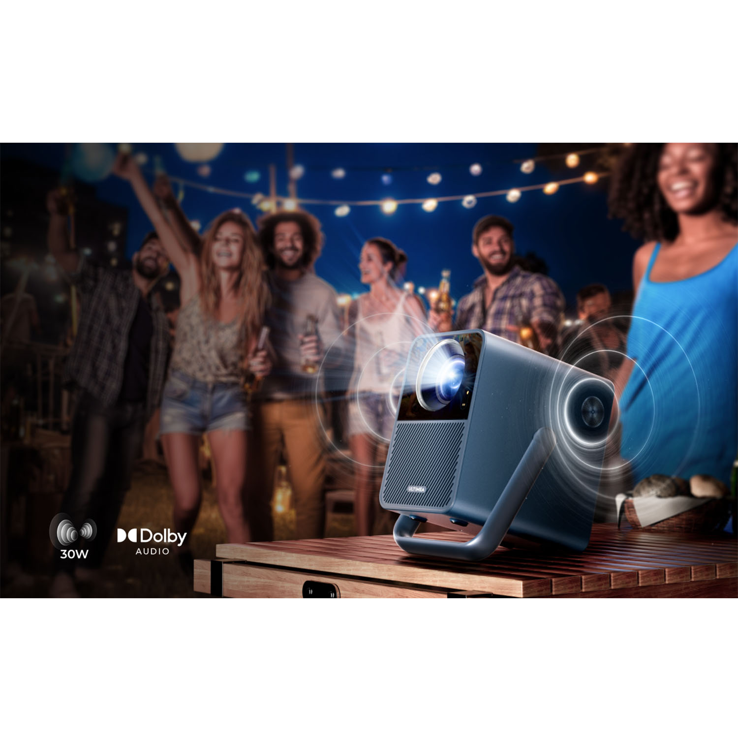 Projektor na stole, ludzie bawią się w tle.