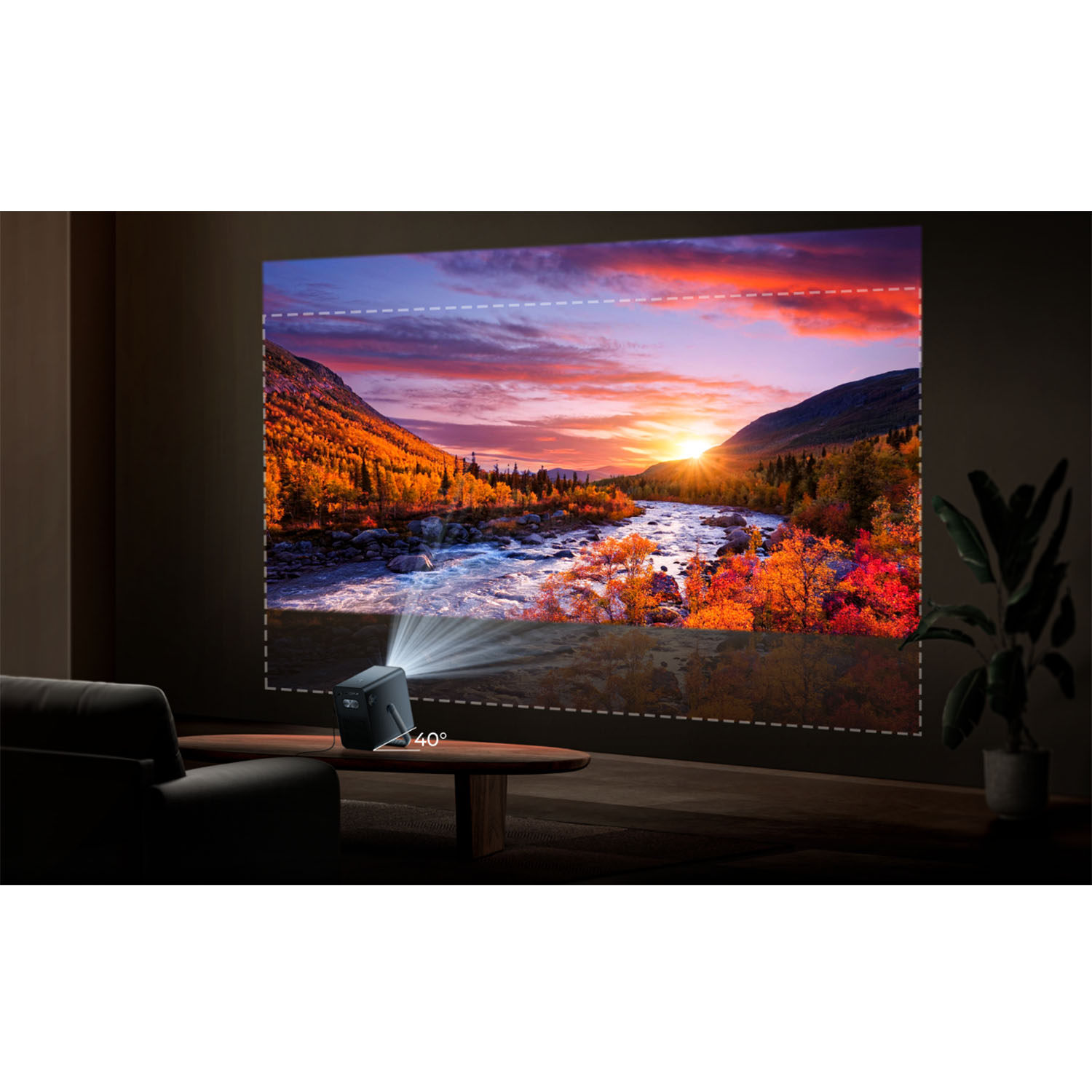 Un projecteur affiche une scène de paysage sur un mur dans une pièce sombre.