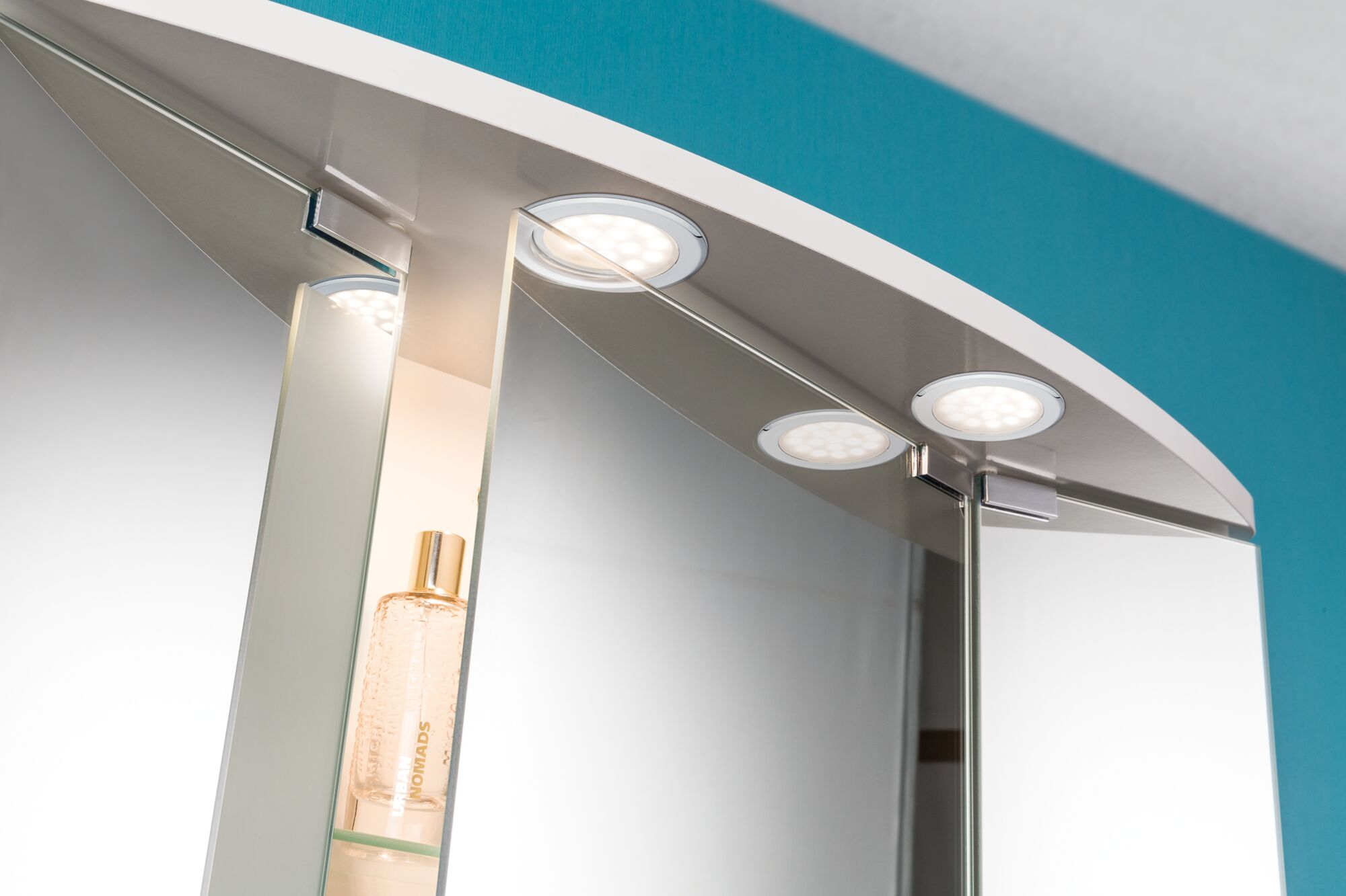 Un mobile da bagno con specchi e tre luci a soffitto.