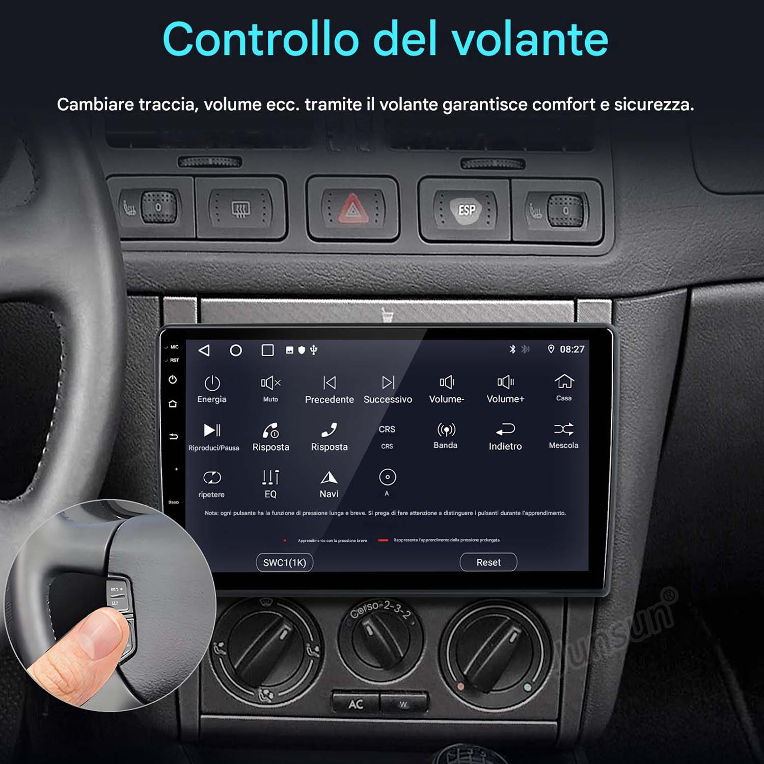 L'immagine mostra un'autoradio con controllo del volume, un volante e l'interno dell'auto.