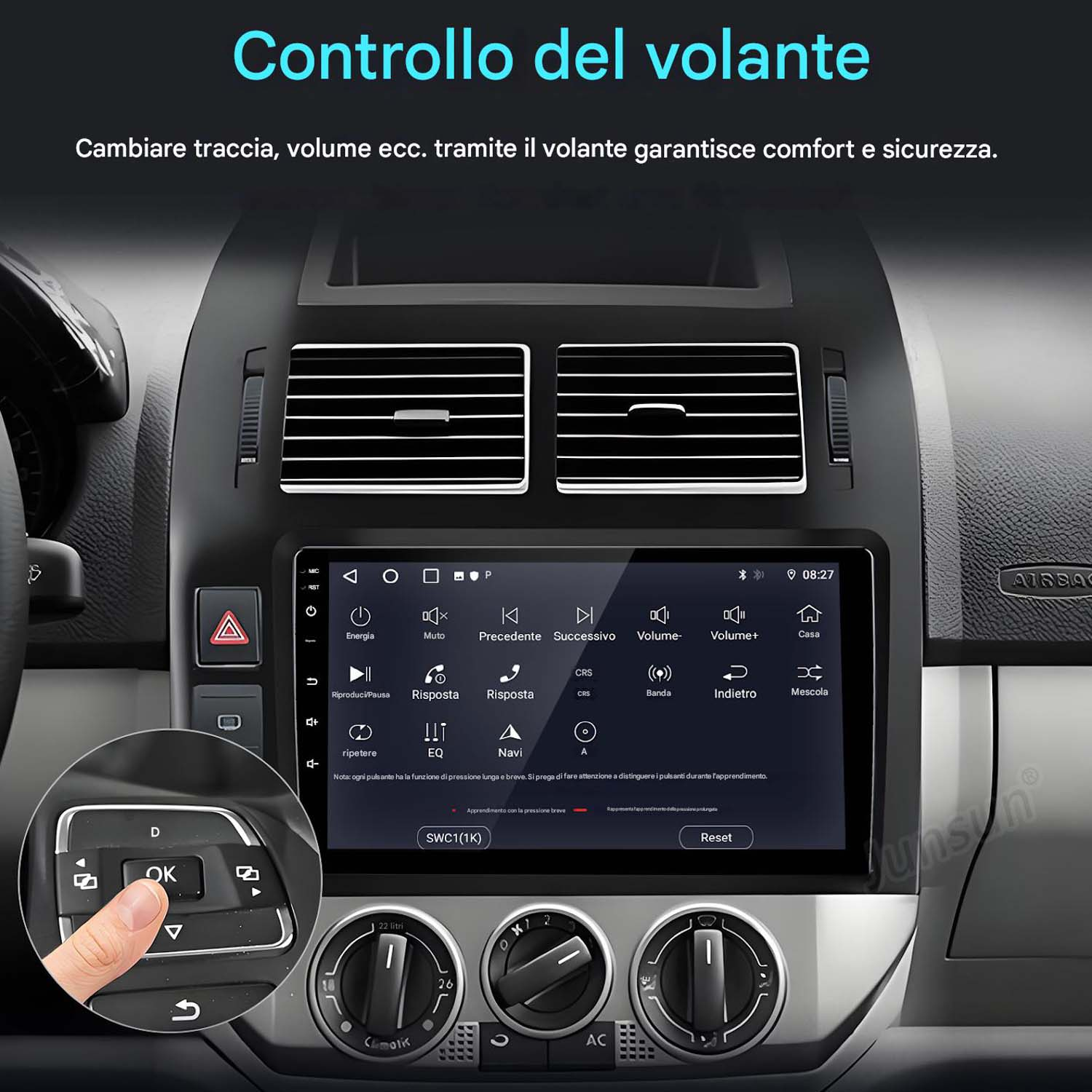 Schermo autoradio con comandi al volante e opzioni menu, con una mano che tocca.