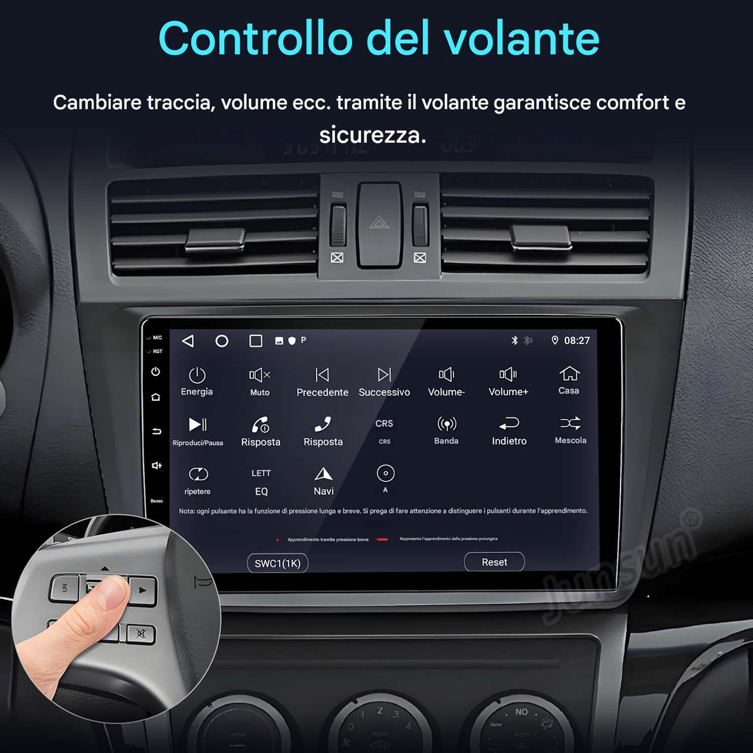 Pannello di controllo dell'autoradio con pulsanti e una mano che regola il volume sul volante.