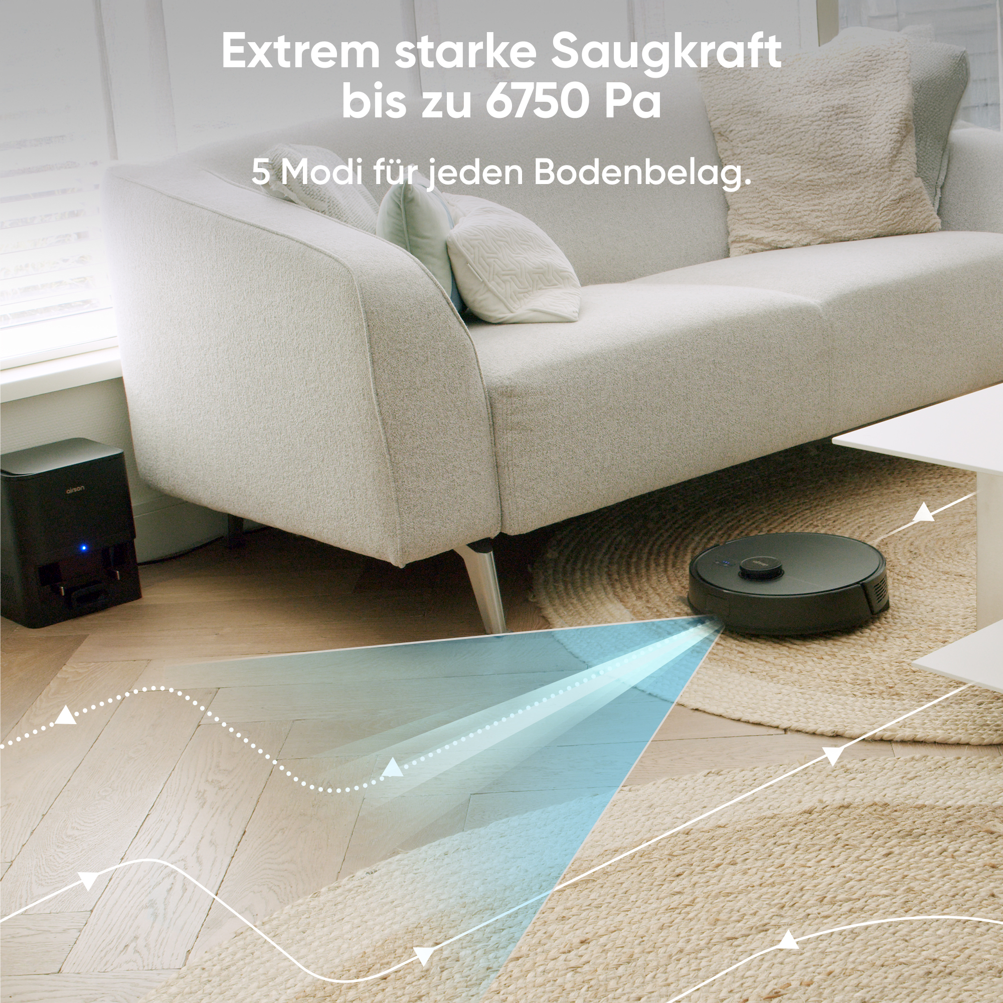 Wohnzimmer mit weißem Sofa, Teppich und Staubsauger. Der Staubsauger reinigt den Teppich. Ein blaues Licht wird emittiert.