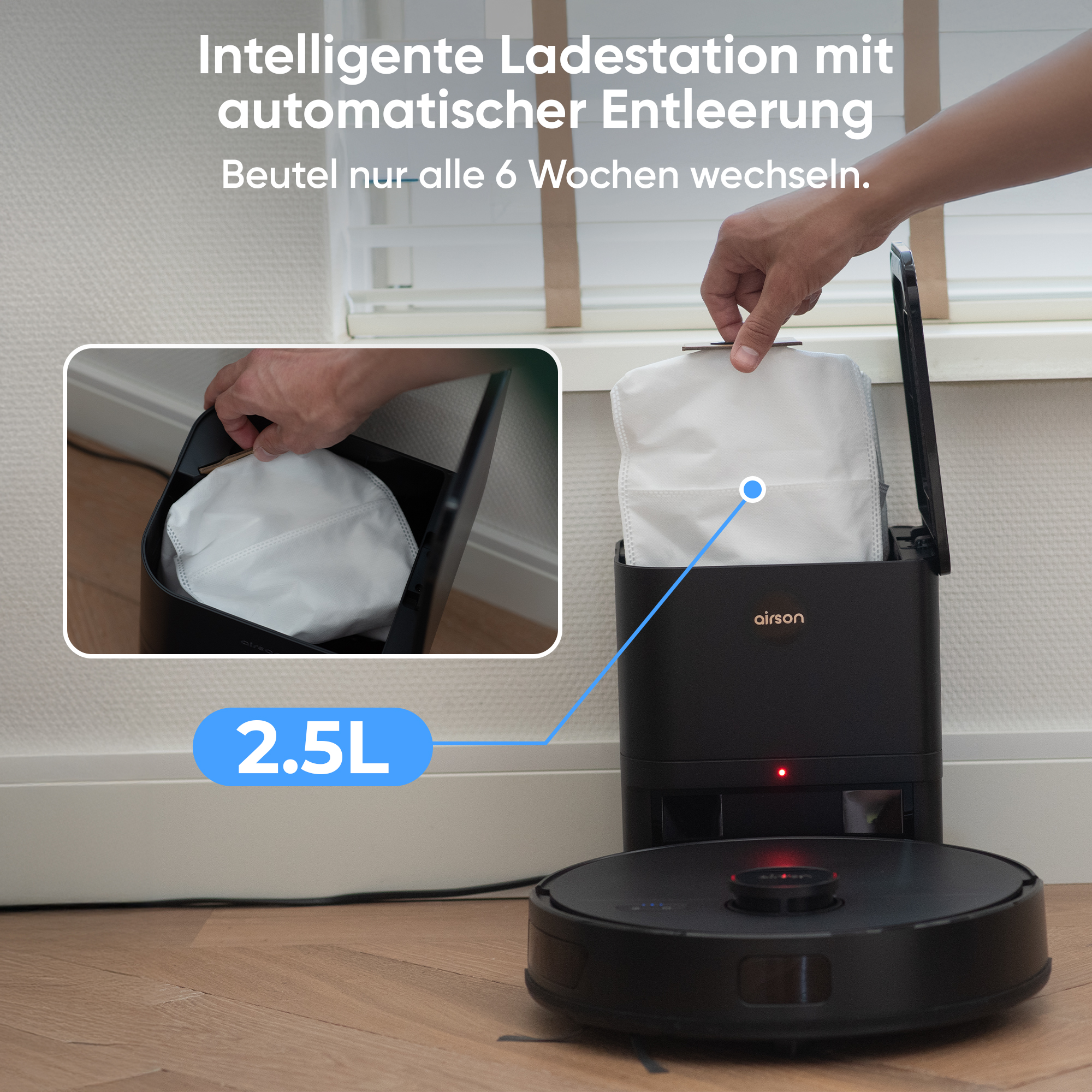 Ein Roboter-Staubsauger mit Ladestation. Eine Person legt einen neuen Beutel ein. Die Station ist schwarz und der Staubsauger ist schwarz.