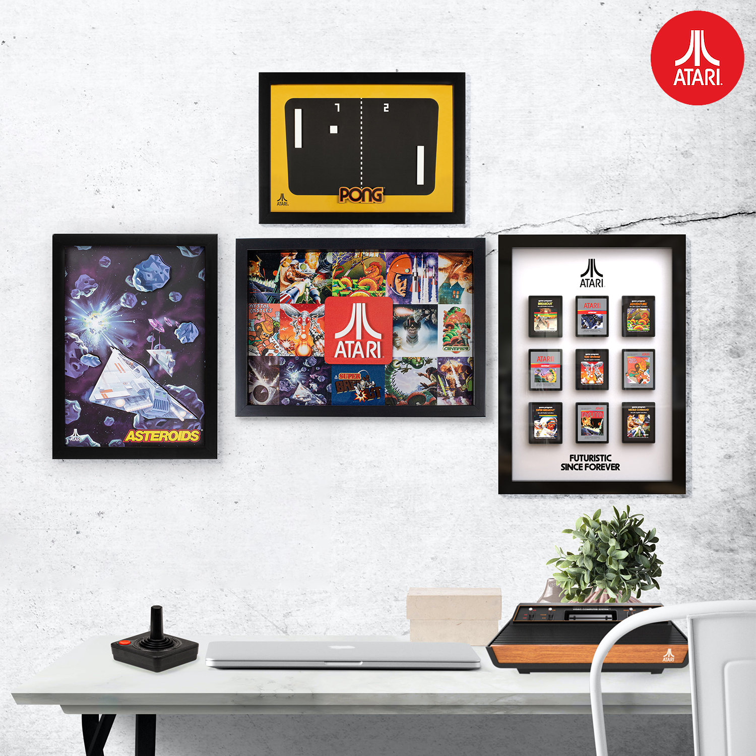 Een display met Atari-game-art en een joystick, waaronder een Pong-stuk, Asteroids en gamecartridges.