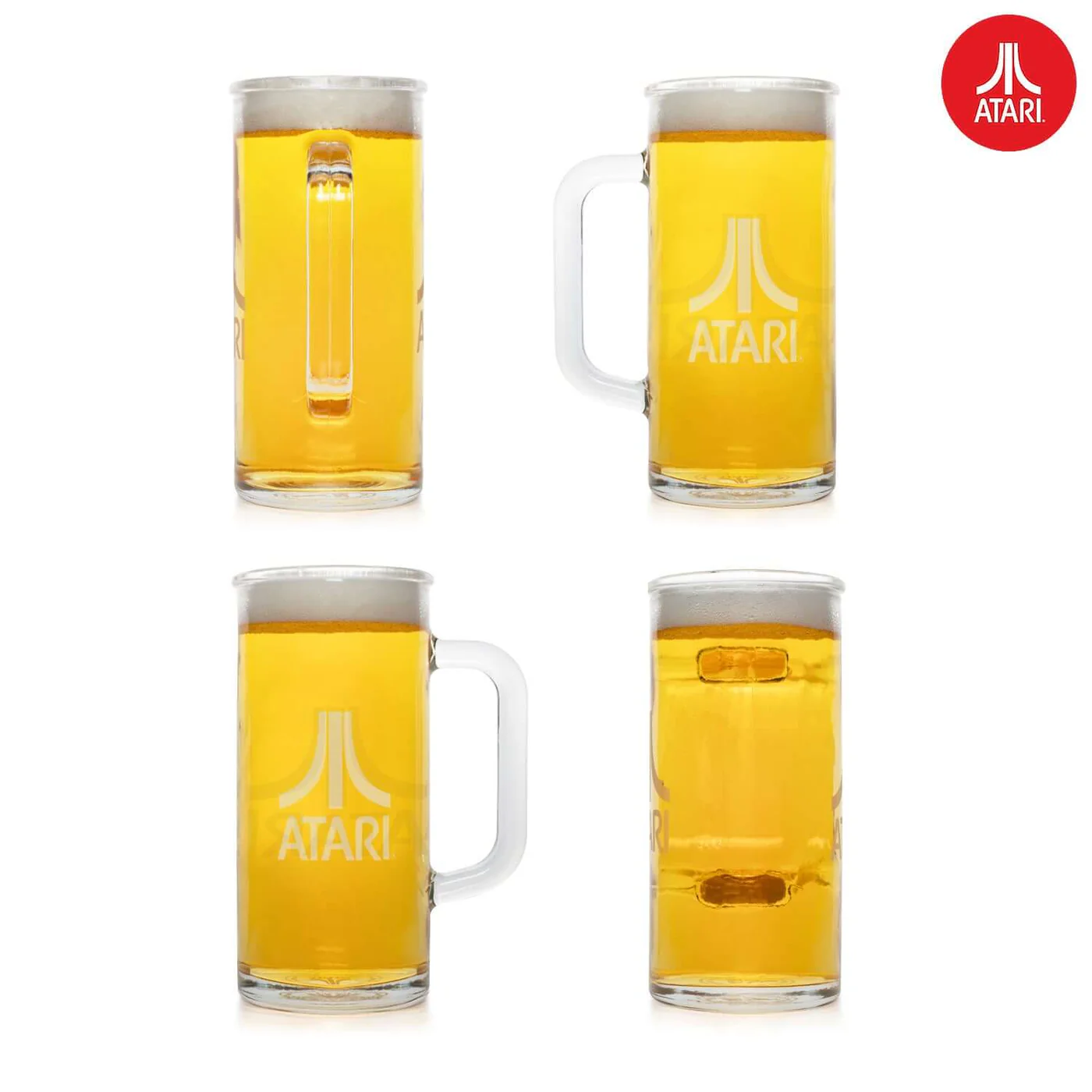 Vier bierglazen met handvatten, gevuld met bier, Atari logo. Eén glas is leeg en heeft een handvat.