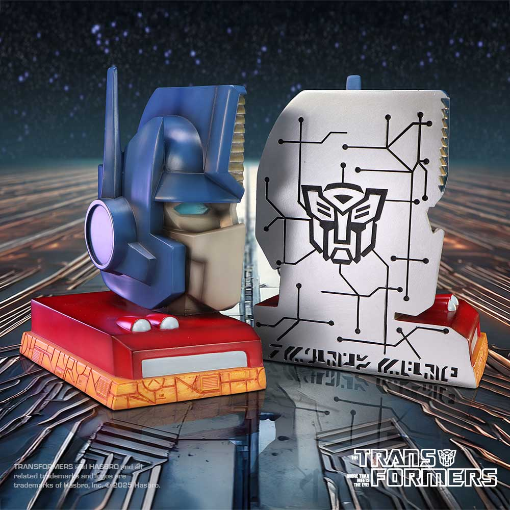 Twee Optimus Prime hoofdboekensteunen, één compleet, de andere met blootliggende circuits.