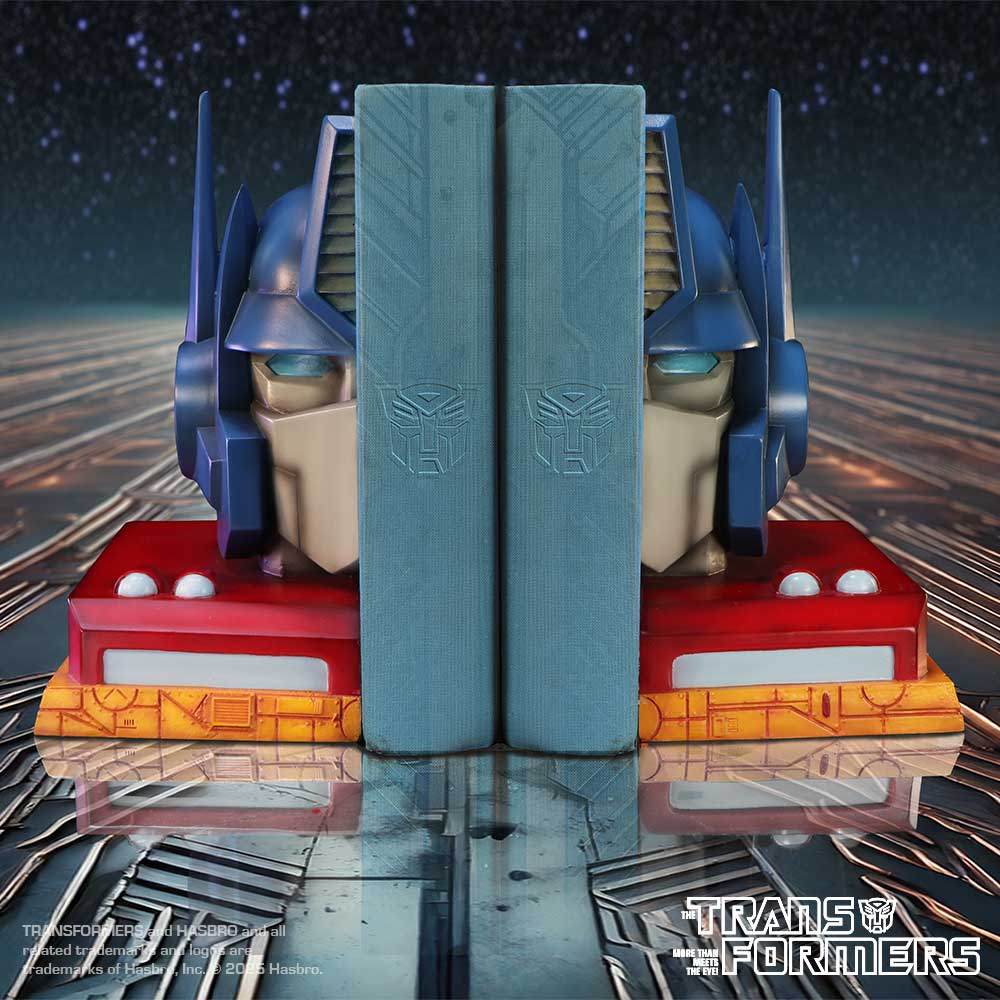 Twee Optimus Prime hoofdboekensteunen met boeken ertussen, voor een sterrenachtergrond.