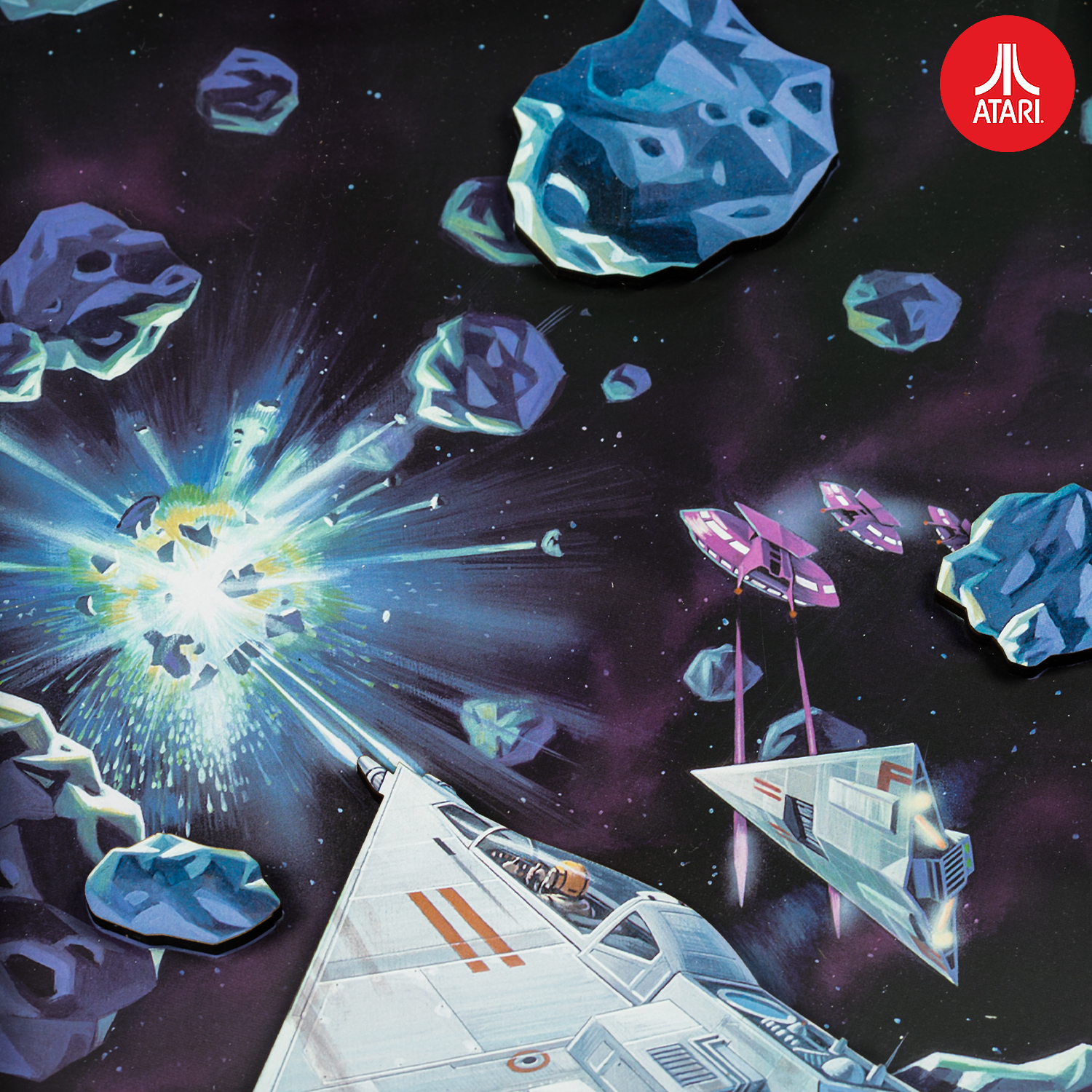 Een Atari-afdruk van de ruimte met schepen en asteroïden. Explosie in het midden. Atari-logo in de hoek.