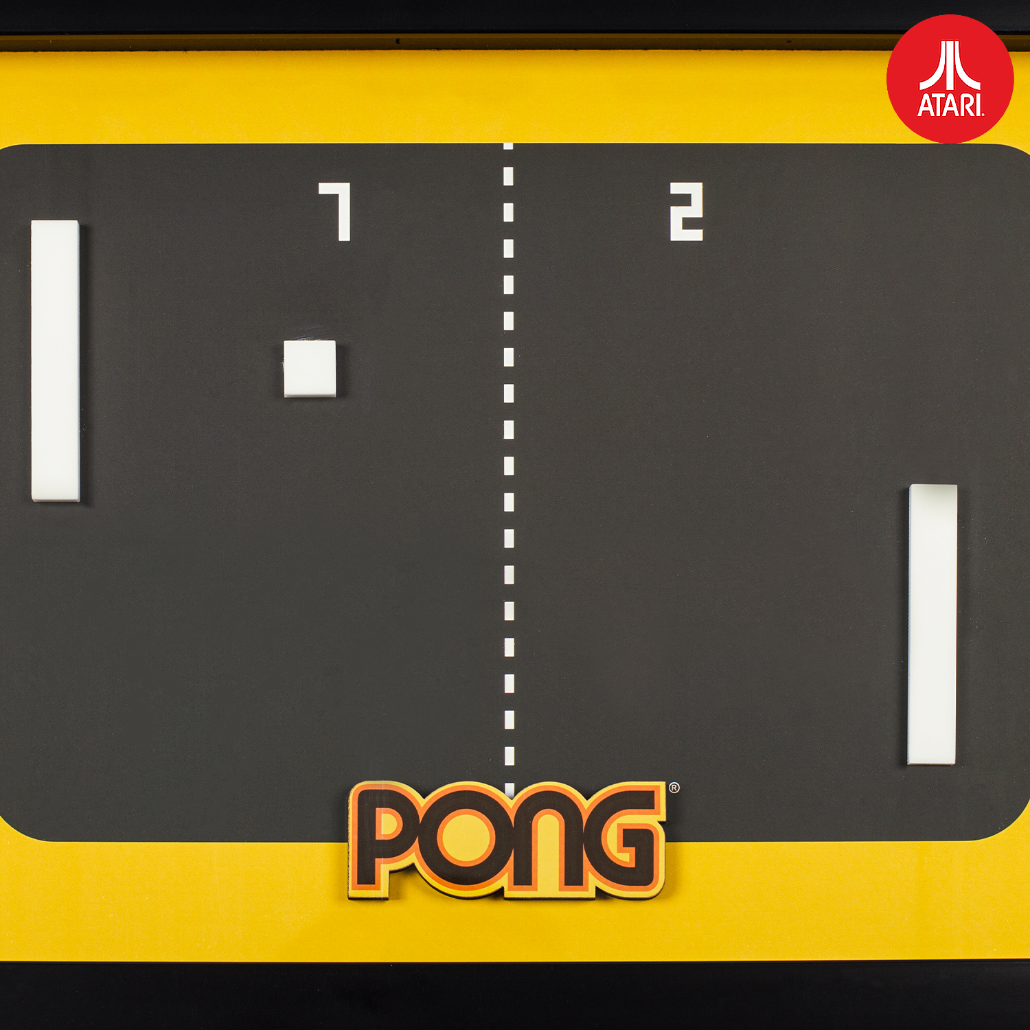 Close-up van een ingelijst Atari Pong-spel. Zwart en geel. Atari-logo in de hoek.