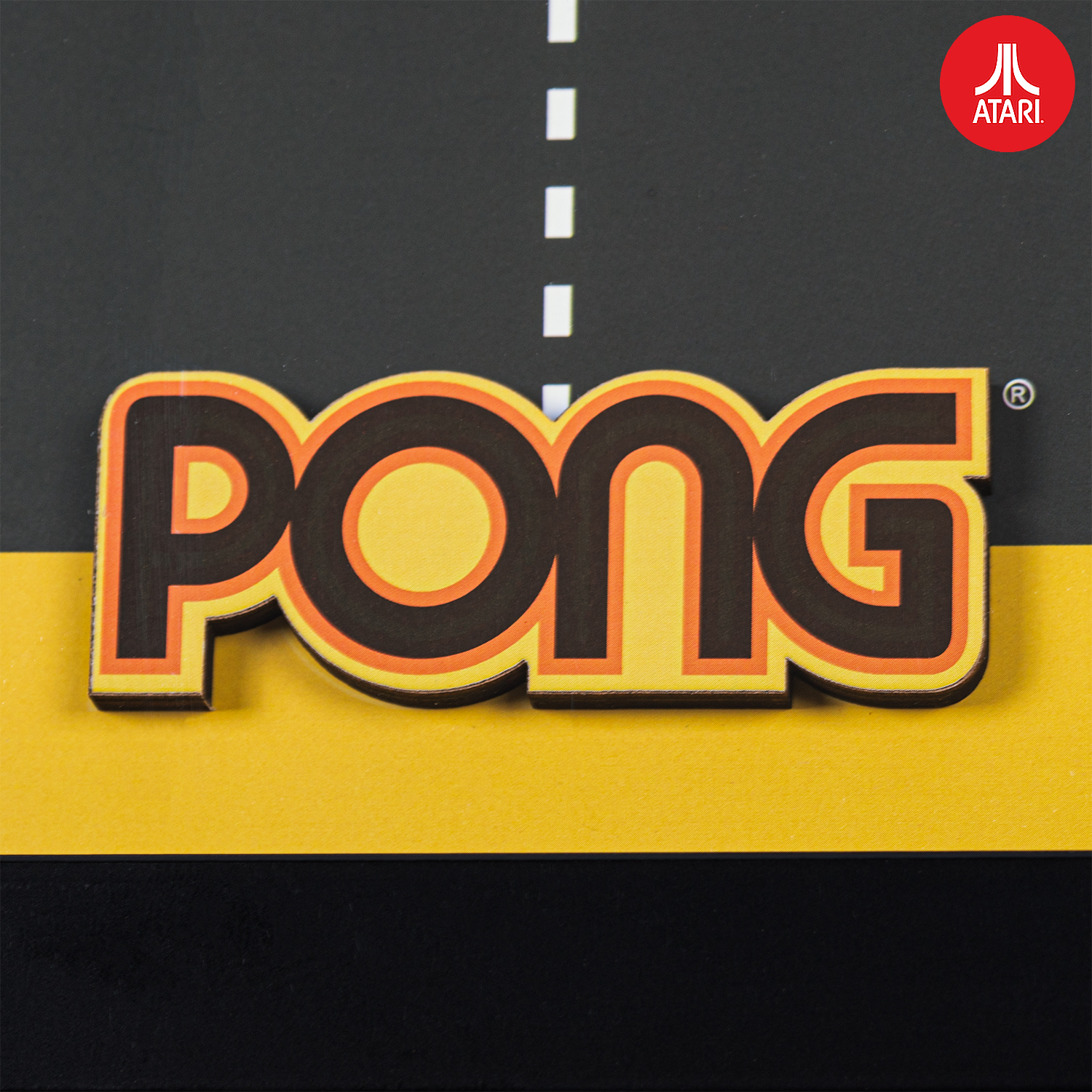 Close-up van het Atari Pong-logo op een gele en zwarte achtergrond.