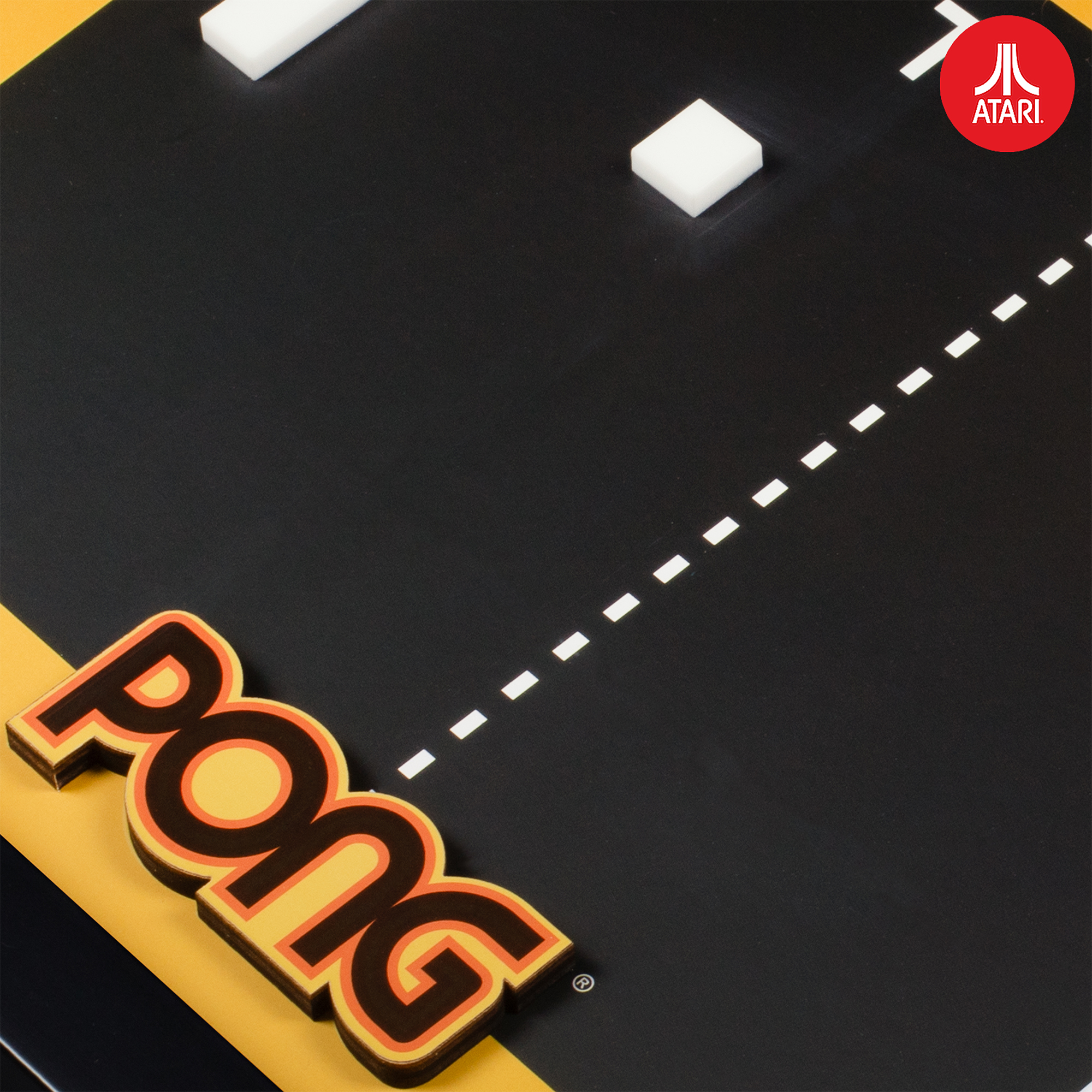 Close-up van Atari Pong game art, zwart en geel. Atari-logo in de hoek.