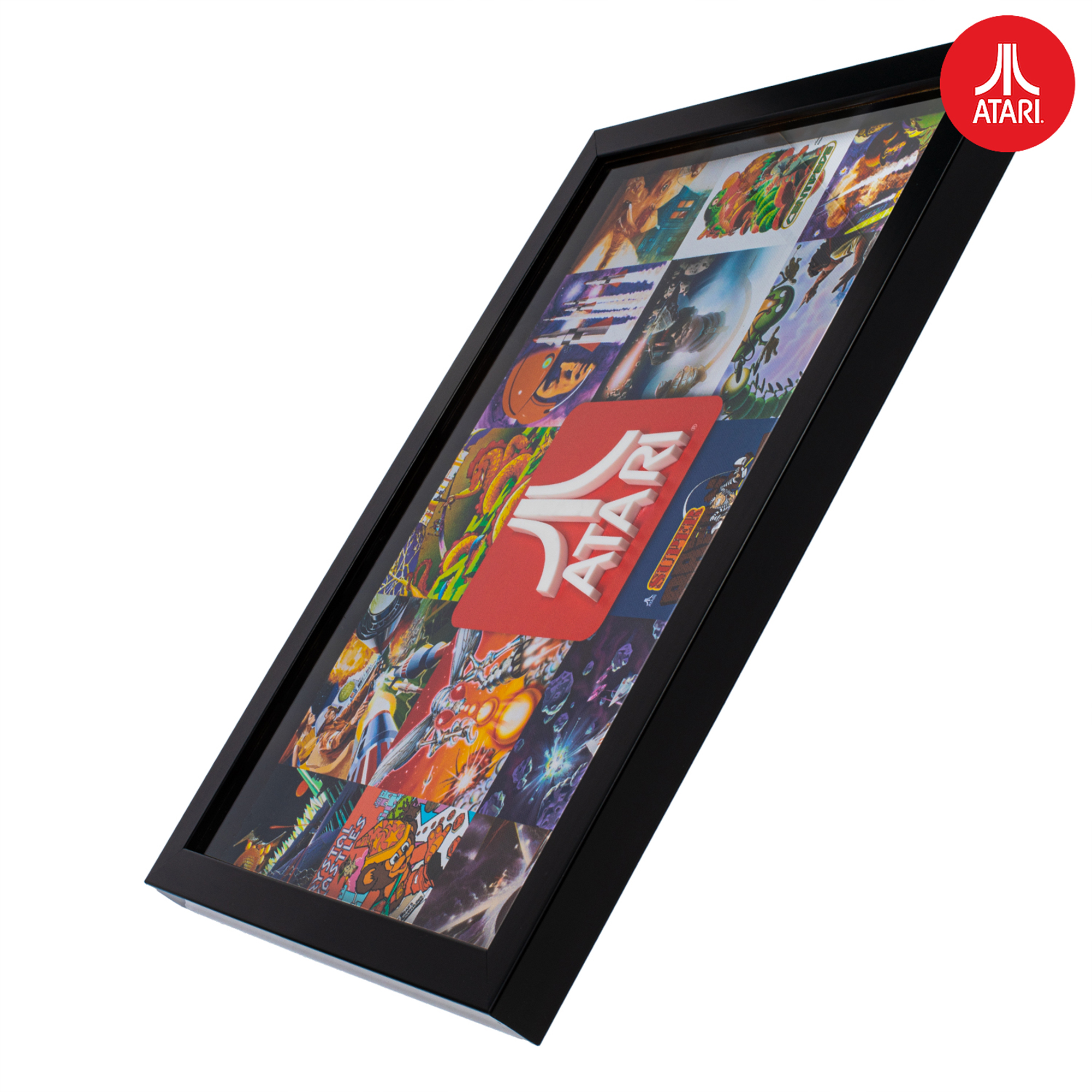 Ingelijste Atari-gamecovers, schuine weergave, zwart frame met Atari-logo in de hoek.