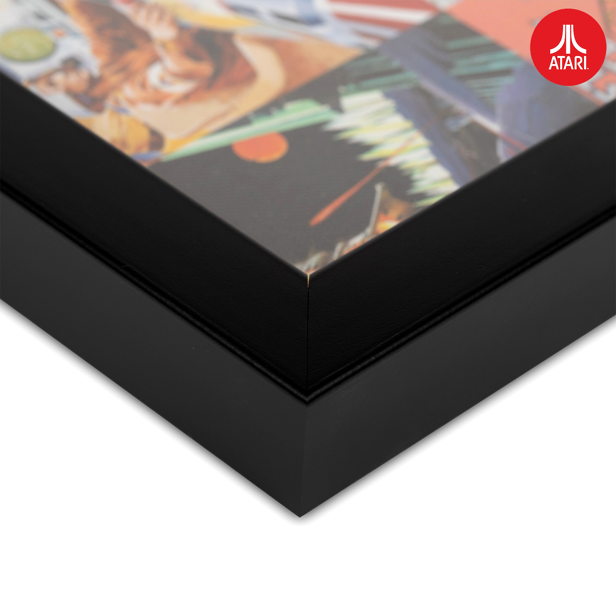 Close-up van een ingelijste Atari game art. Zwart frame, hoekweergave.