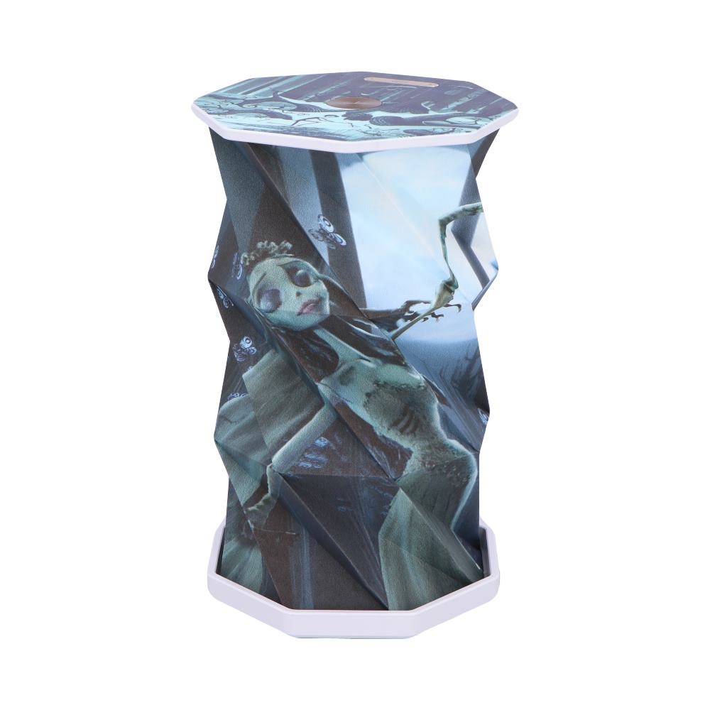 Een cilindrische lamp met Corpse Bride-afbeelding in een witte basis.
