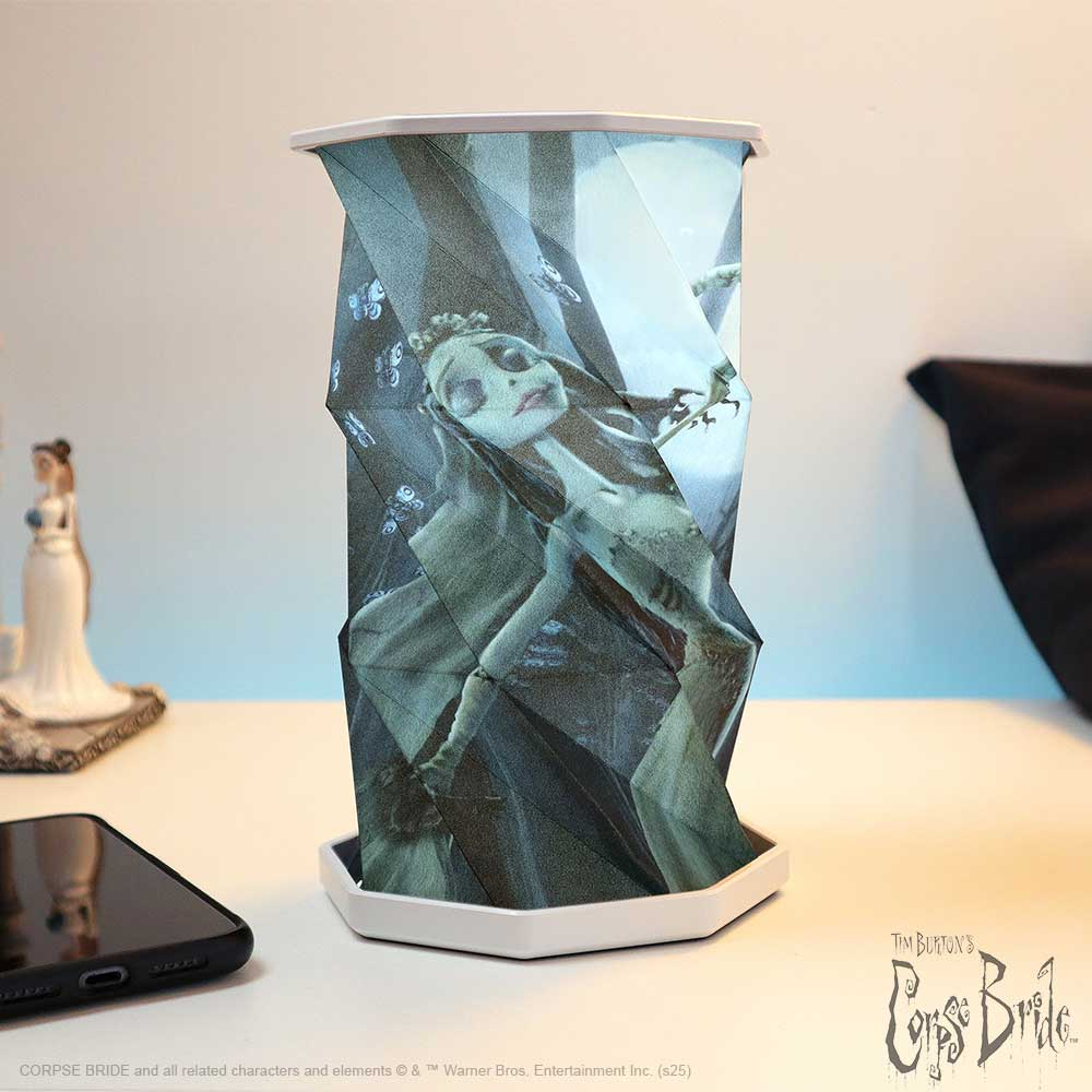 Een cilindrische lamp met een Corpse Bride-ontwerp op een wit oppervlak.