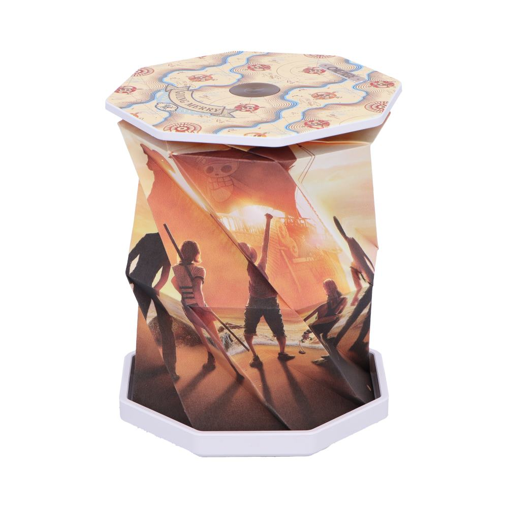 One Piece lamp met personages op een strand bij zonsondergang. De lamp heeft een witte voet en bovenkant.