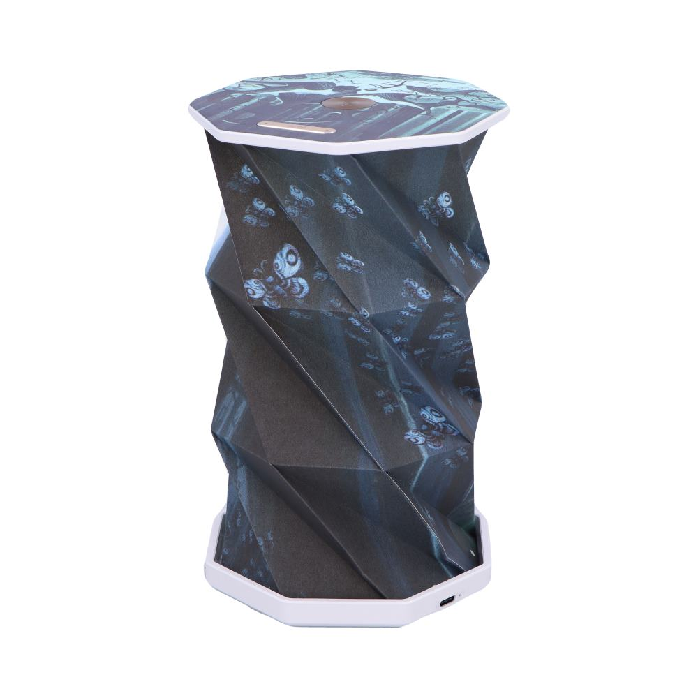 Donkere lamp met een blauw en zwart ontwerp. Het heeft een witte basis en bovenkant.