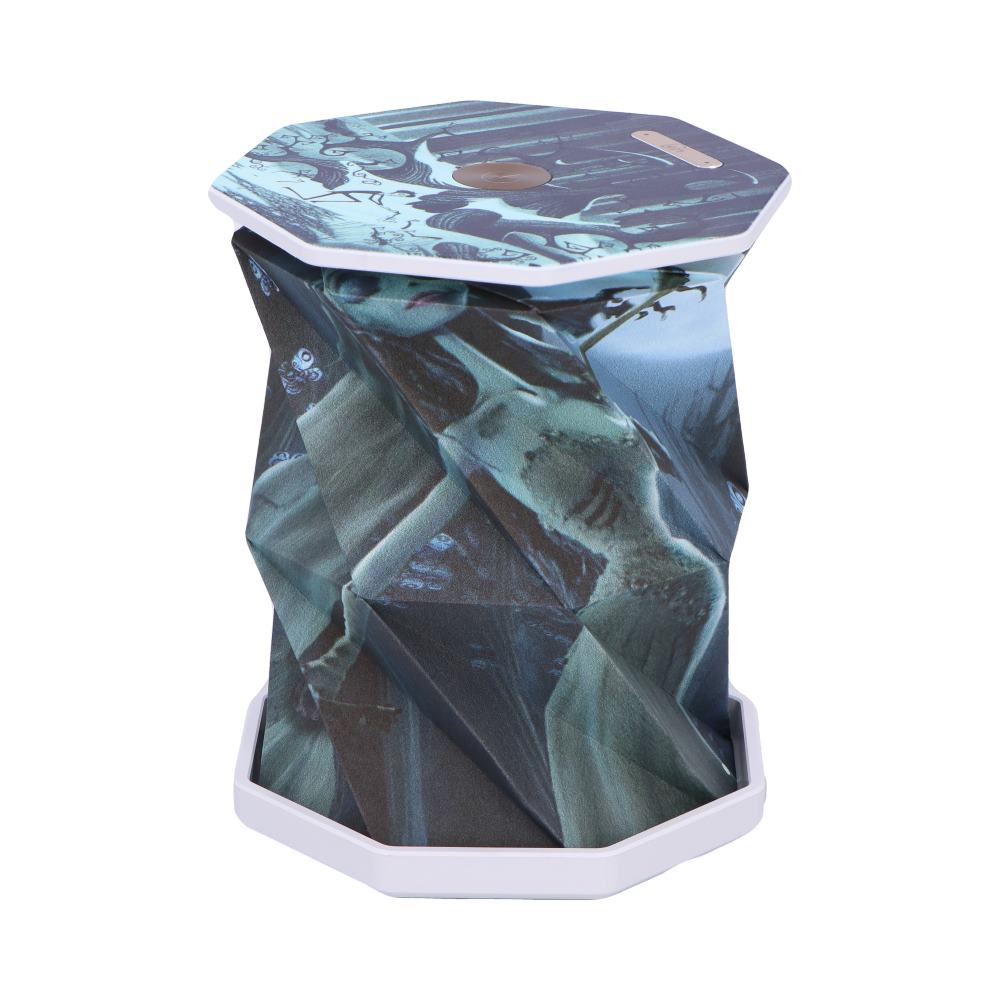 Lamp met een donker, waterthema-ontwerp. De basis en bovenkant zijn wit, met een gevouwen ontwerp.