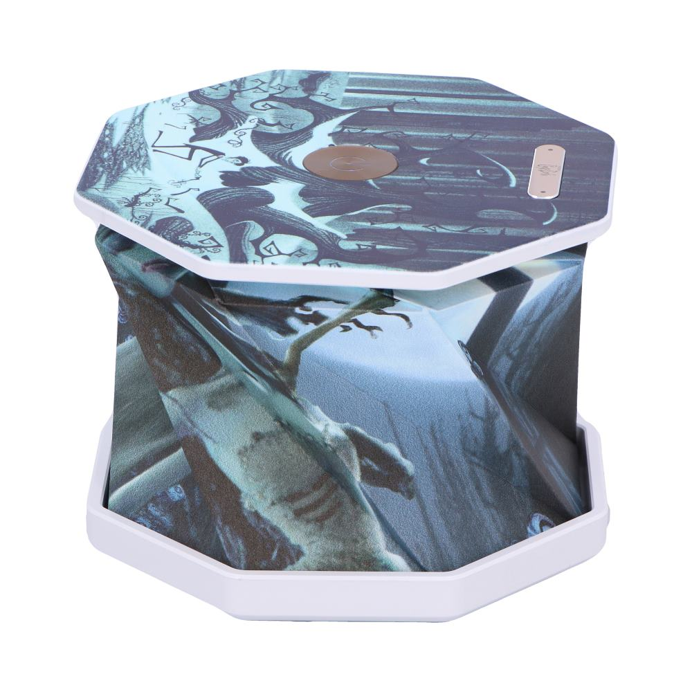 Zeshoekige lamp, opvouwbaar ontwerp, met een print van een natuurscène. Witte basis en bovenkant. Geïsoleerd op witte achtergrond.