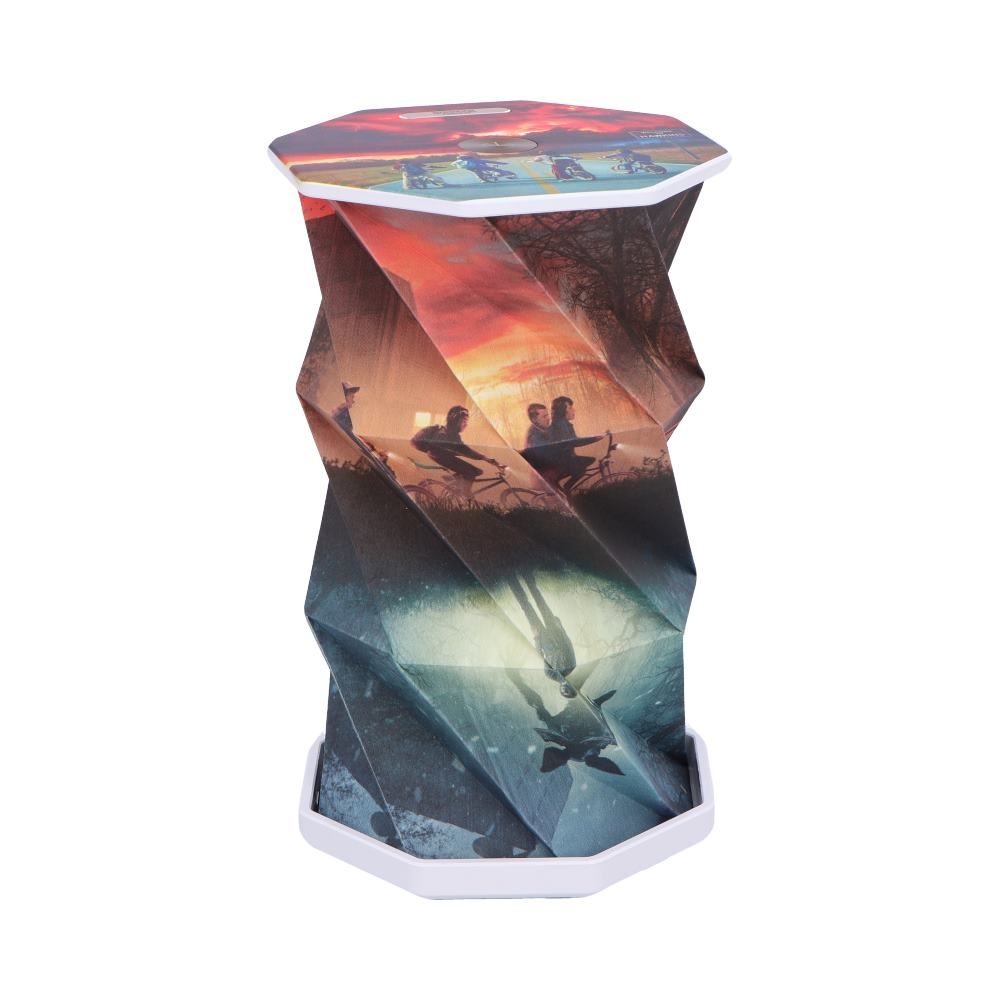Stranger Things lamp met een scène met de personages. De lampvoet en bovenkant zijn wit.
