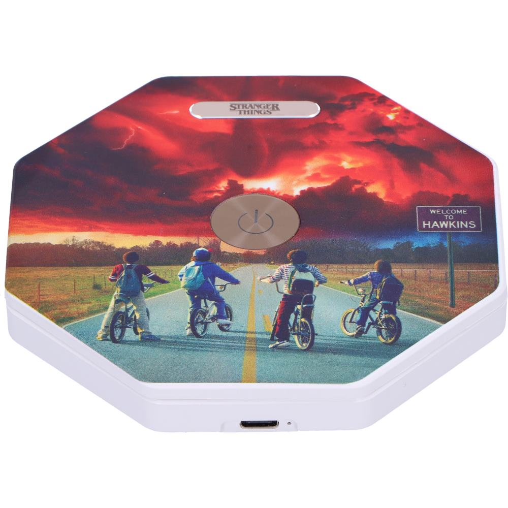 Achthoekig Stranger Things-apparaat. Toont vier fietsers op een weg met een zonsondergang op de achtergrond en de tekst 'Welcome to Hawkins'.