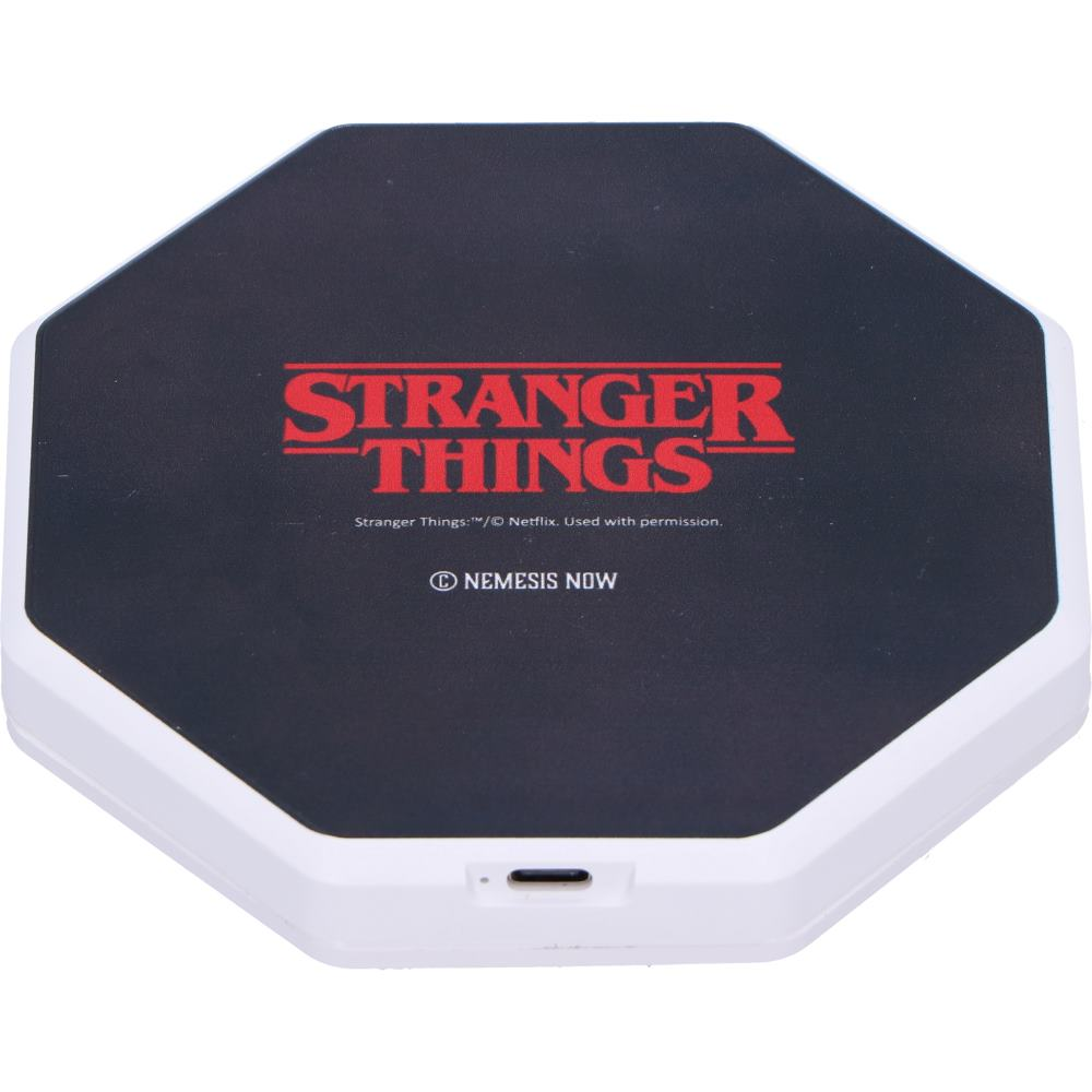 Stranger Things logo op een witte achthoekige basis. Het is zwart en rood. De basis heeft een poort.