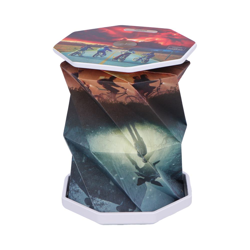 Stranger Things lamp met een scène van personages op fietsen en een figuur in het water.