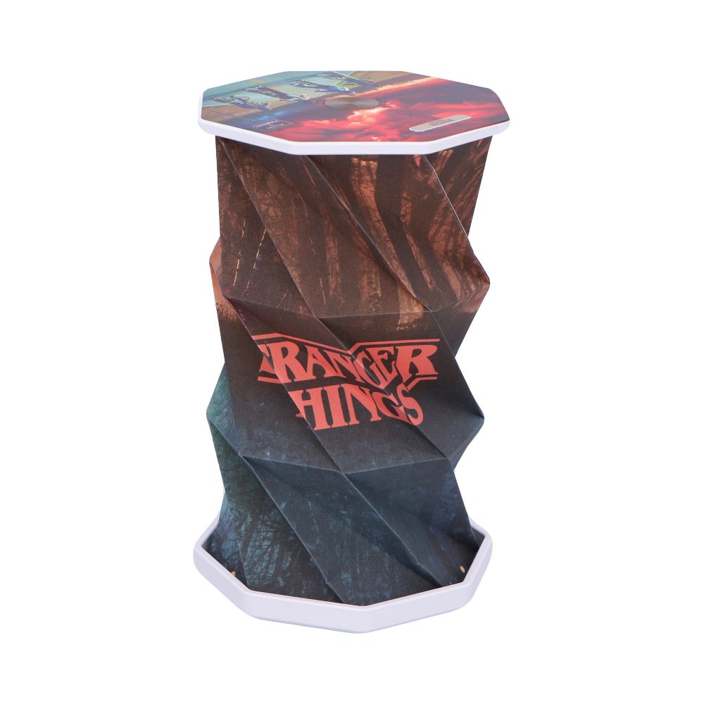 Stranger Things lamp met het serielogo en een bosscène. De basis en bovenkant zijn wit.