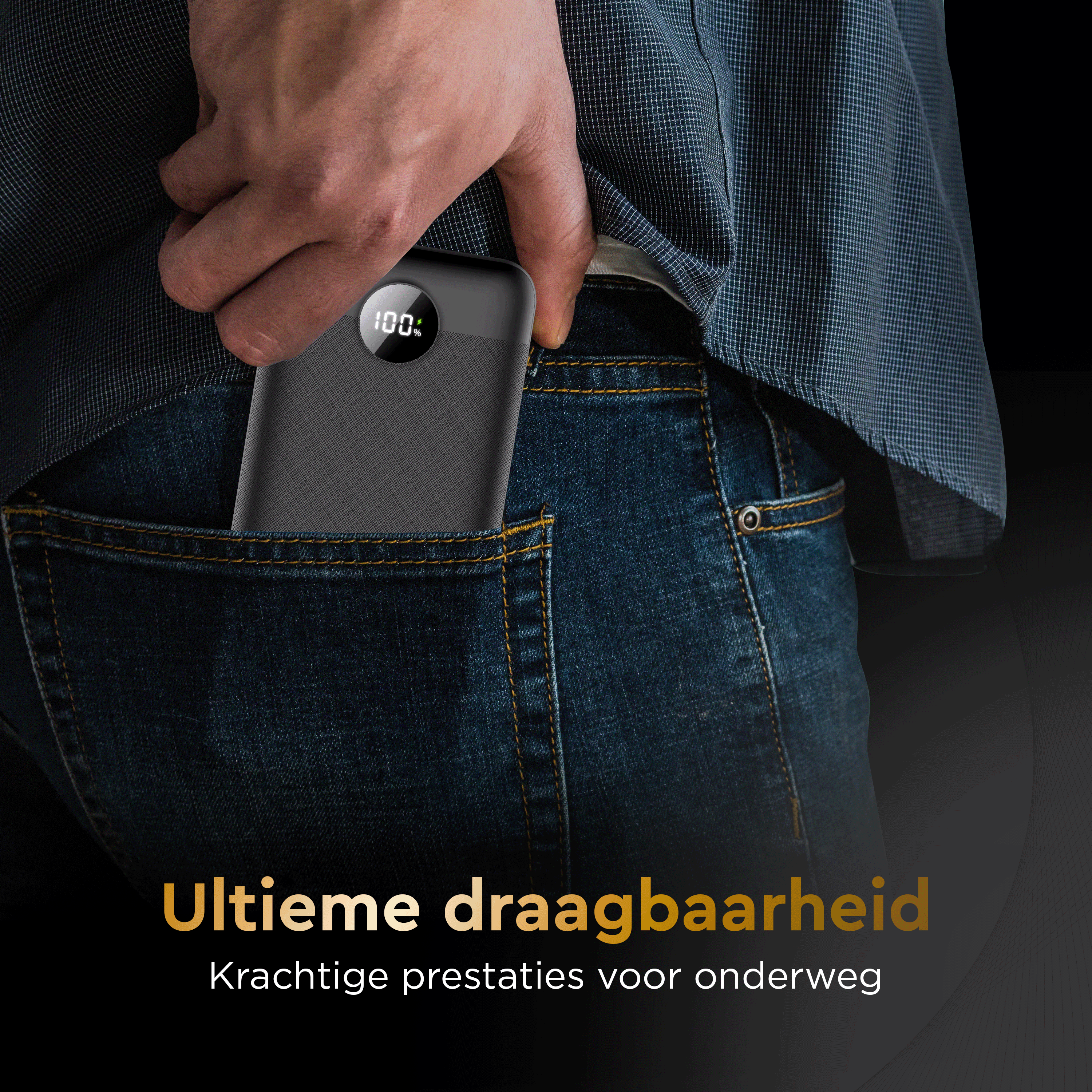 La main d'une personne avec une batterie externe noire dans la poche arrière d'un jean.
